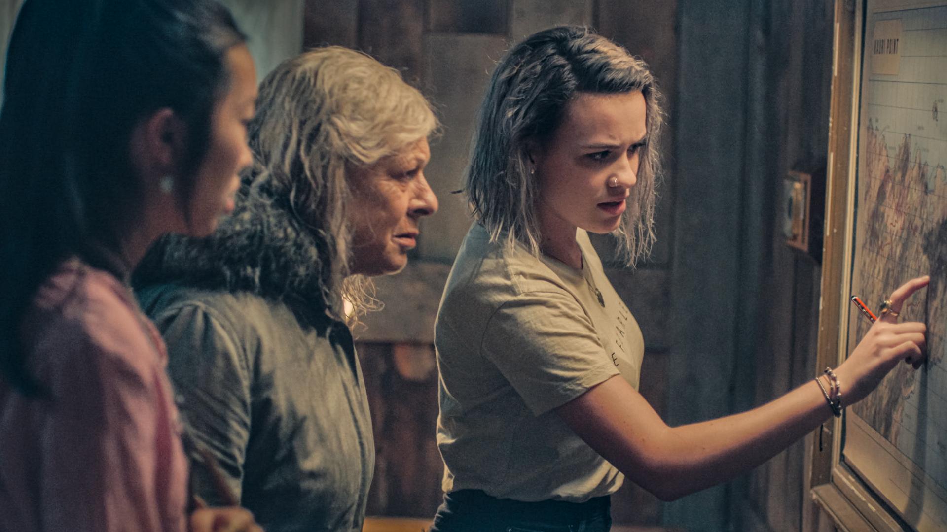 Issie zeigt Oma Mitch und Caroline etwas auf einer alten Karte.