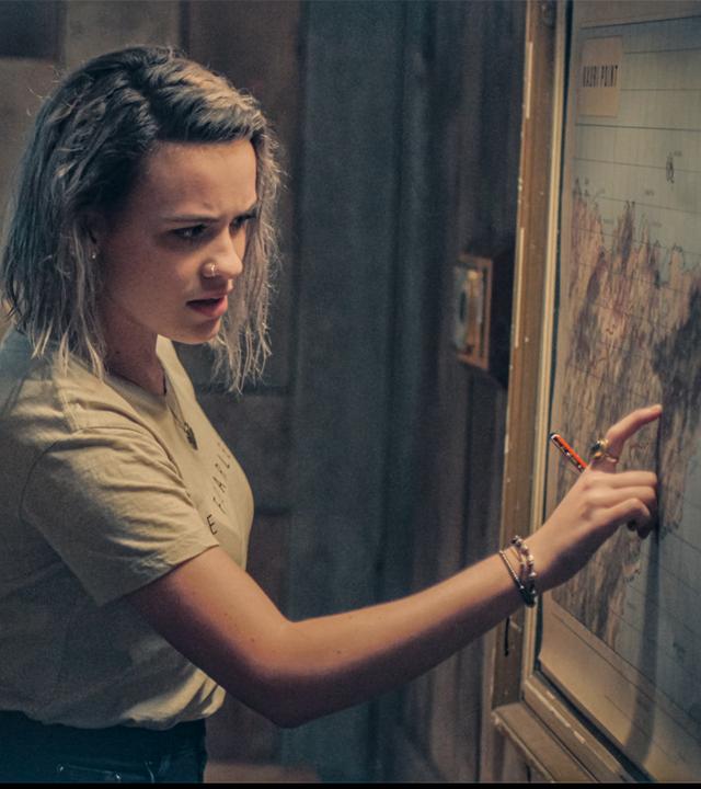 Issie zeigt Oma Mitch und Caroline etwas auf einer alten Karte.