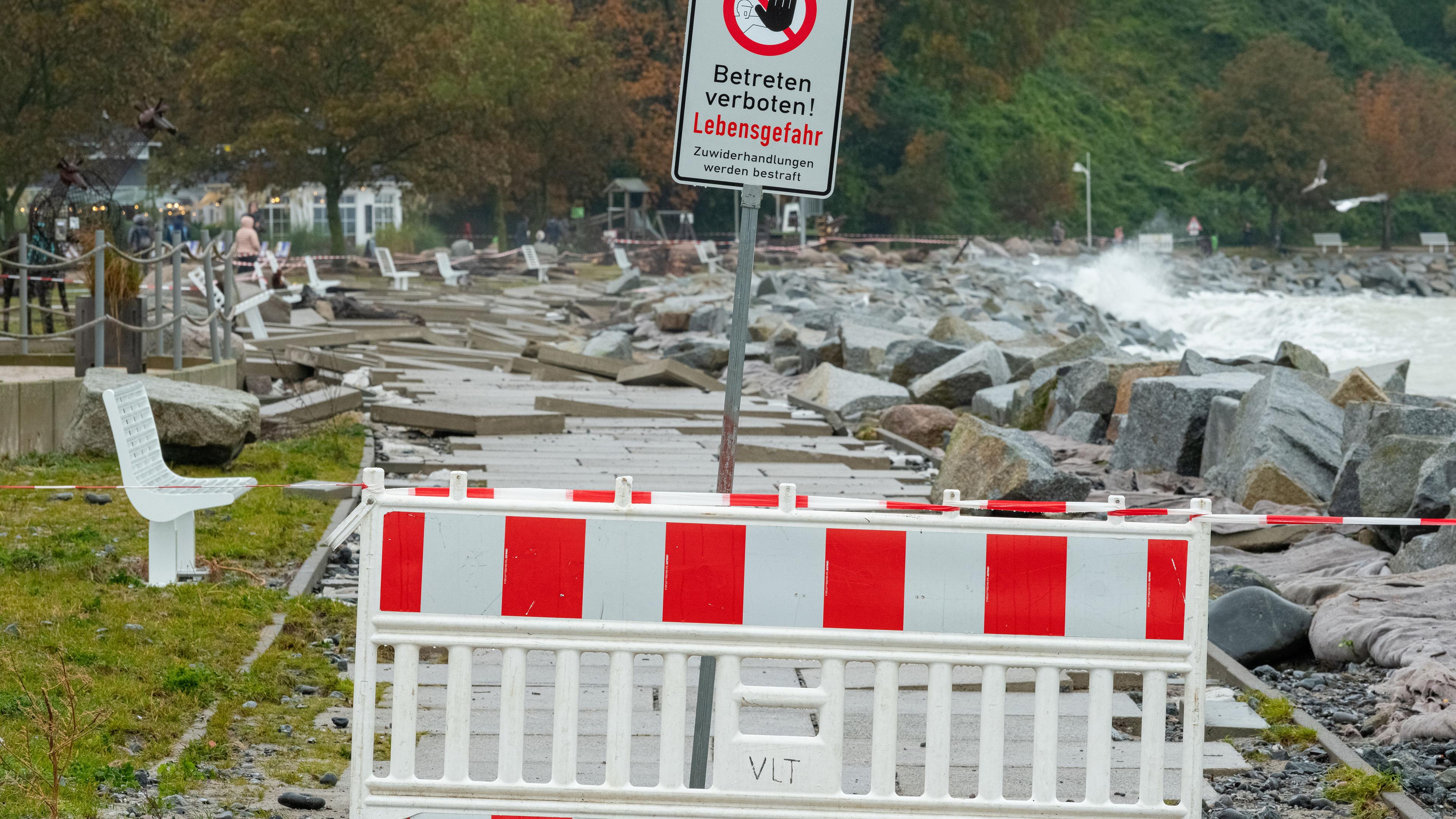 "Lebensgefahr"-Schild an der vom Sturm zerstörten Strandpromenade in Sassnitz.