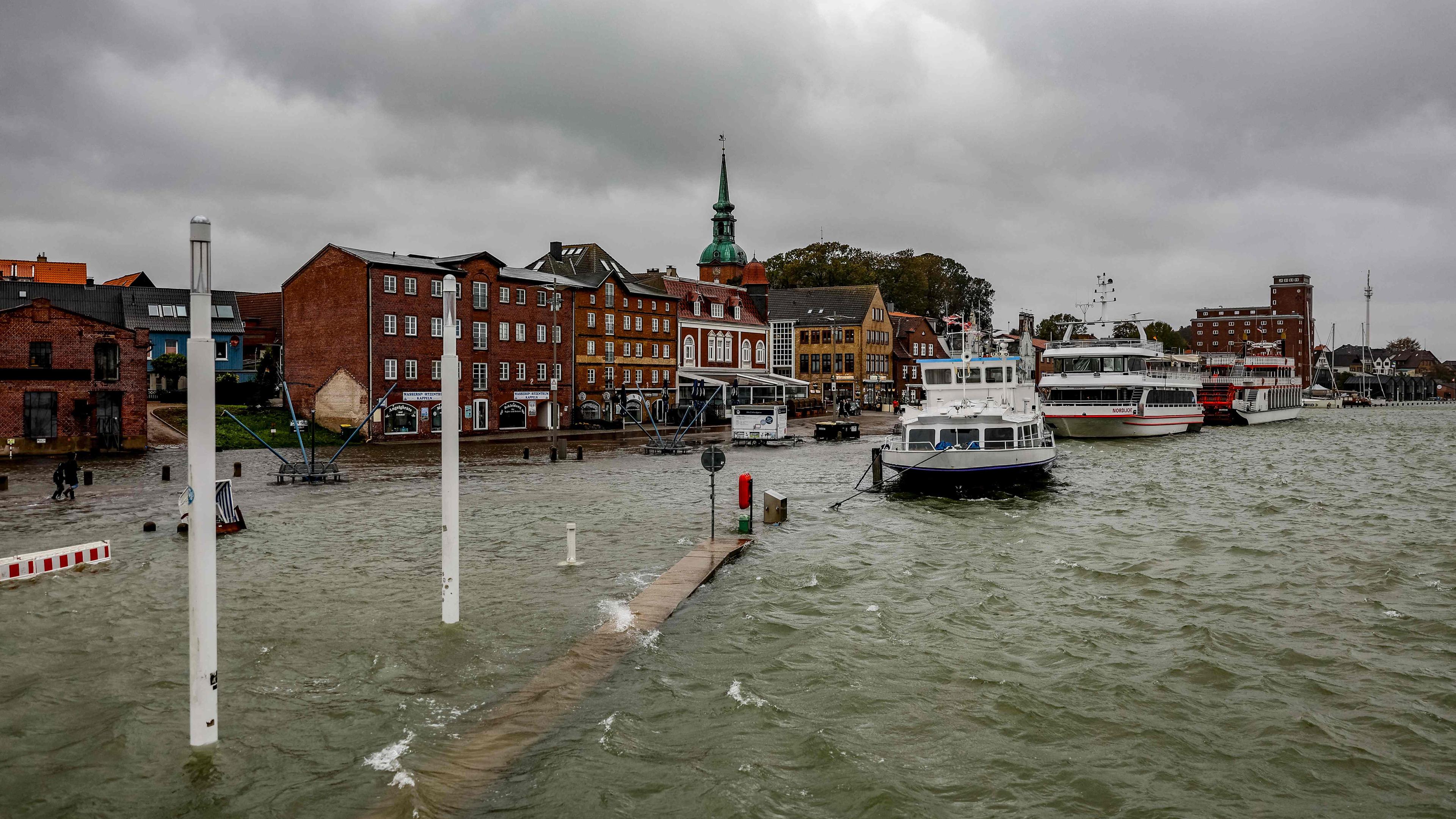 Teile der Straßen der Stadt Kappeln in Norddeutschland sind am 20. Oktober 2023 mit Ostseewasser überflutet, als der Sturm Babet Verwüstungen anrichtete.