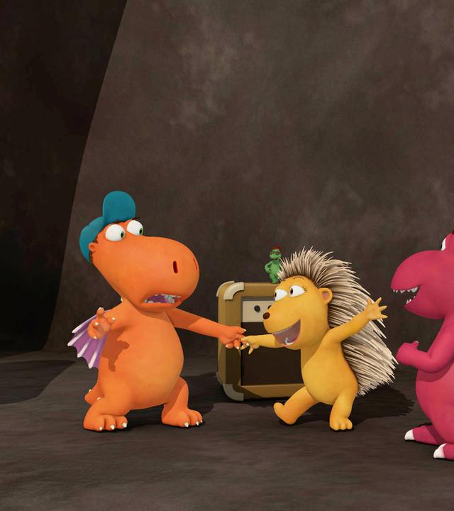 Kokosnuss hält Matilda an der Hand und tanzt mit ihr, Oskar steht daneben in der Höhle.