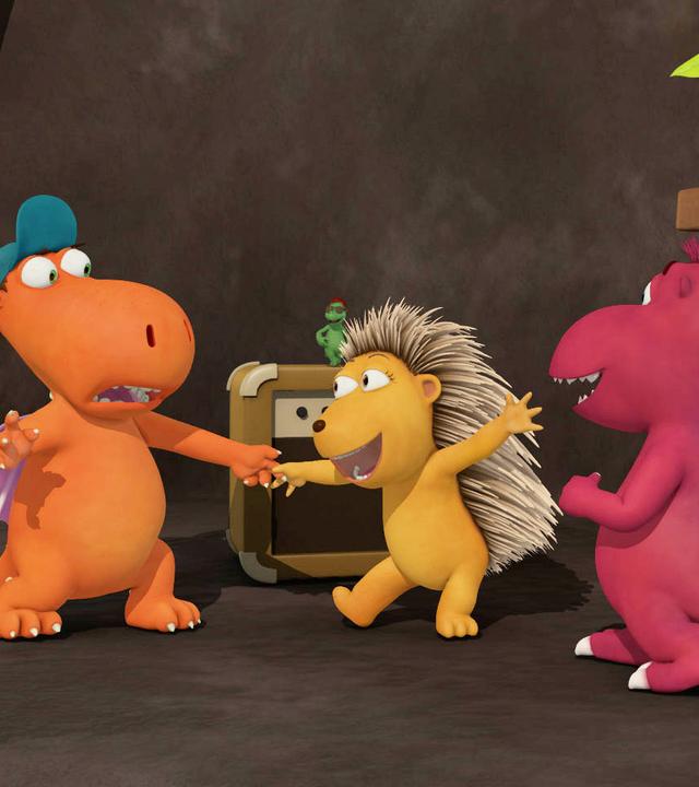 Kokosnuss hält Matilda an der Hand und tanzt mit ihr, Oskar steht daneben in der Höhle.