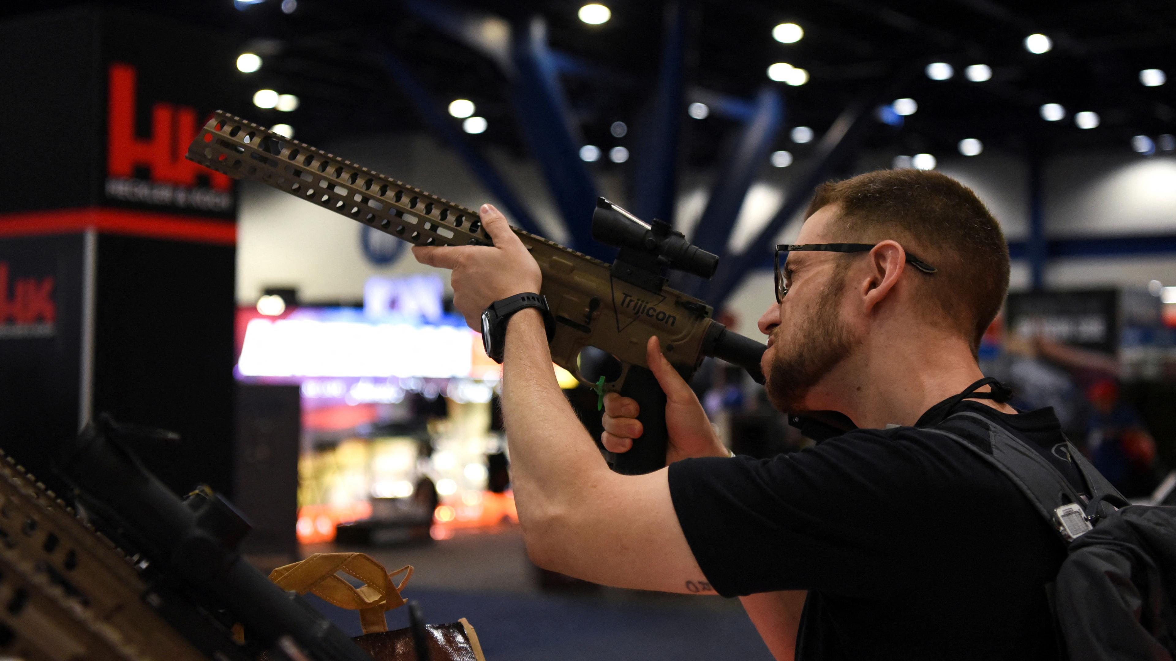 Ein Besucher einer Waffenmesse im texanischen Houston begutachtet ein Sturmgewehr. 
