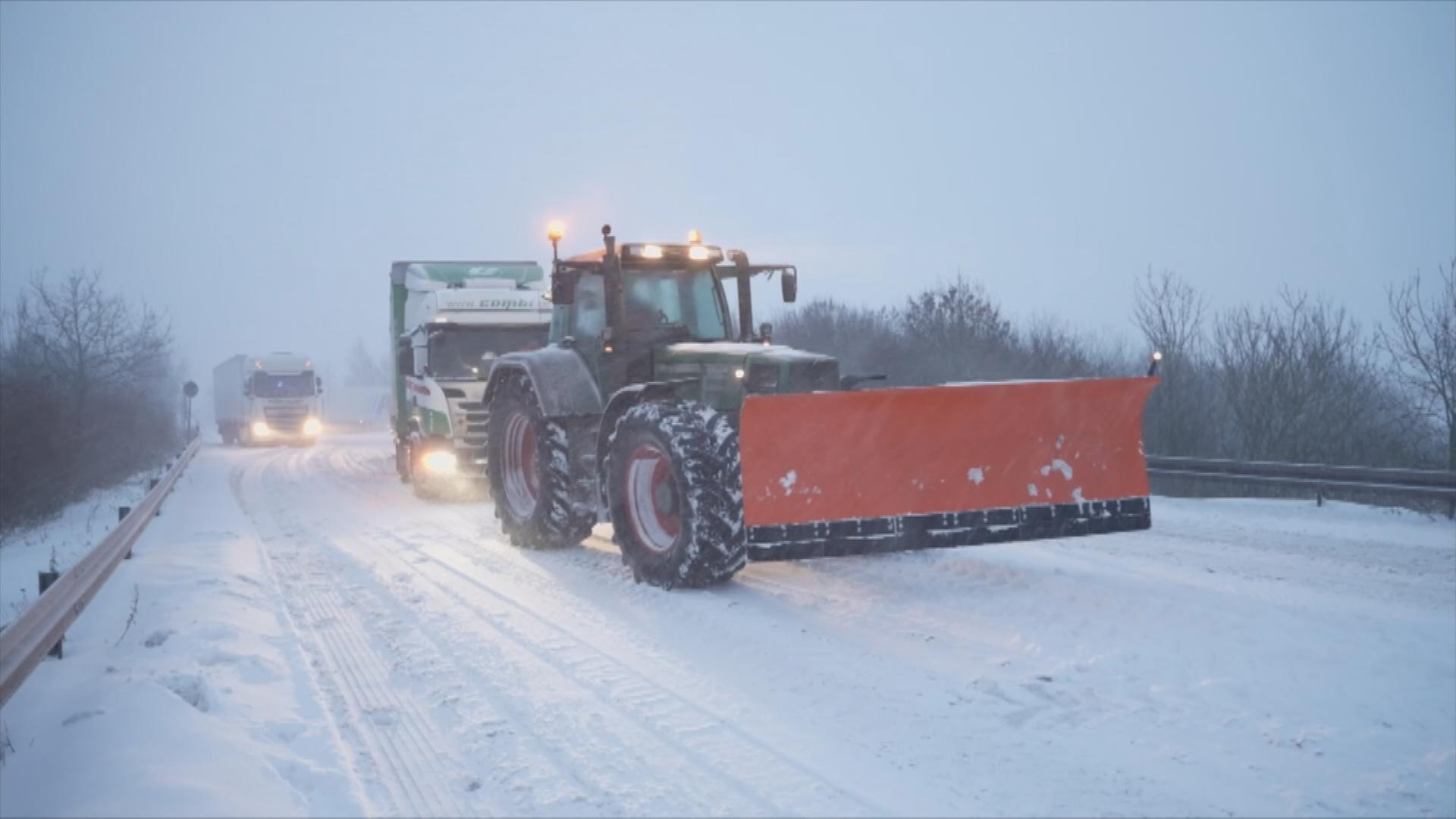 Räumfahrzeug auf einer beschneiten Straße