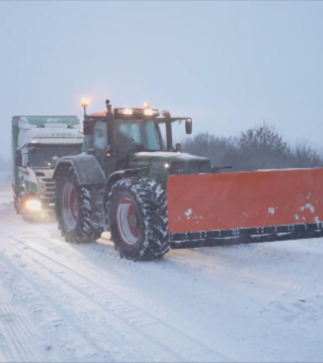 Räumfahrzeug auf einer beschneiten Straße