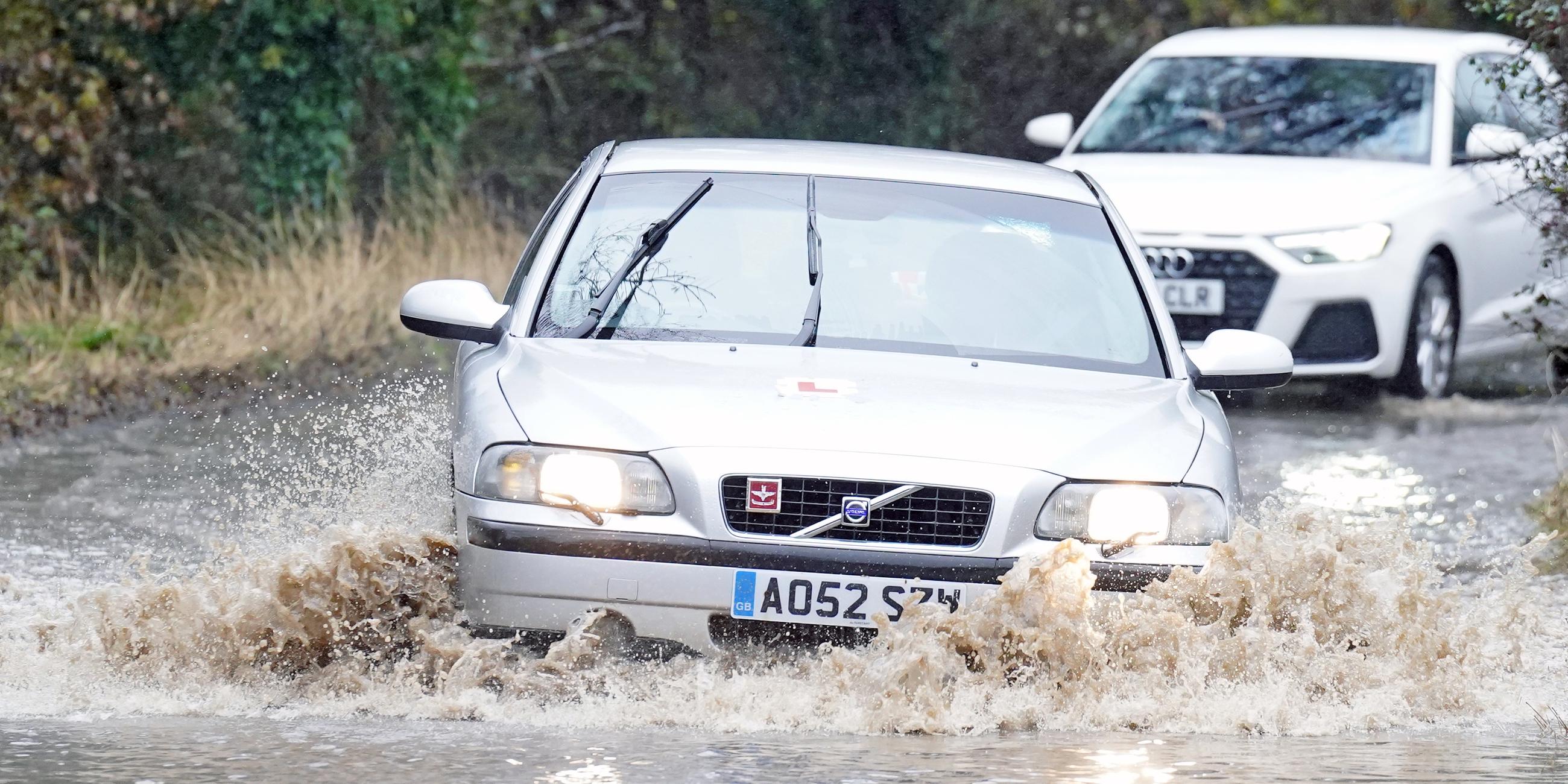 Whitley Bay: Autos fahren durch das Hochwasser in der Nähe von Whitley Bay an der Nordostküste Englands. 