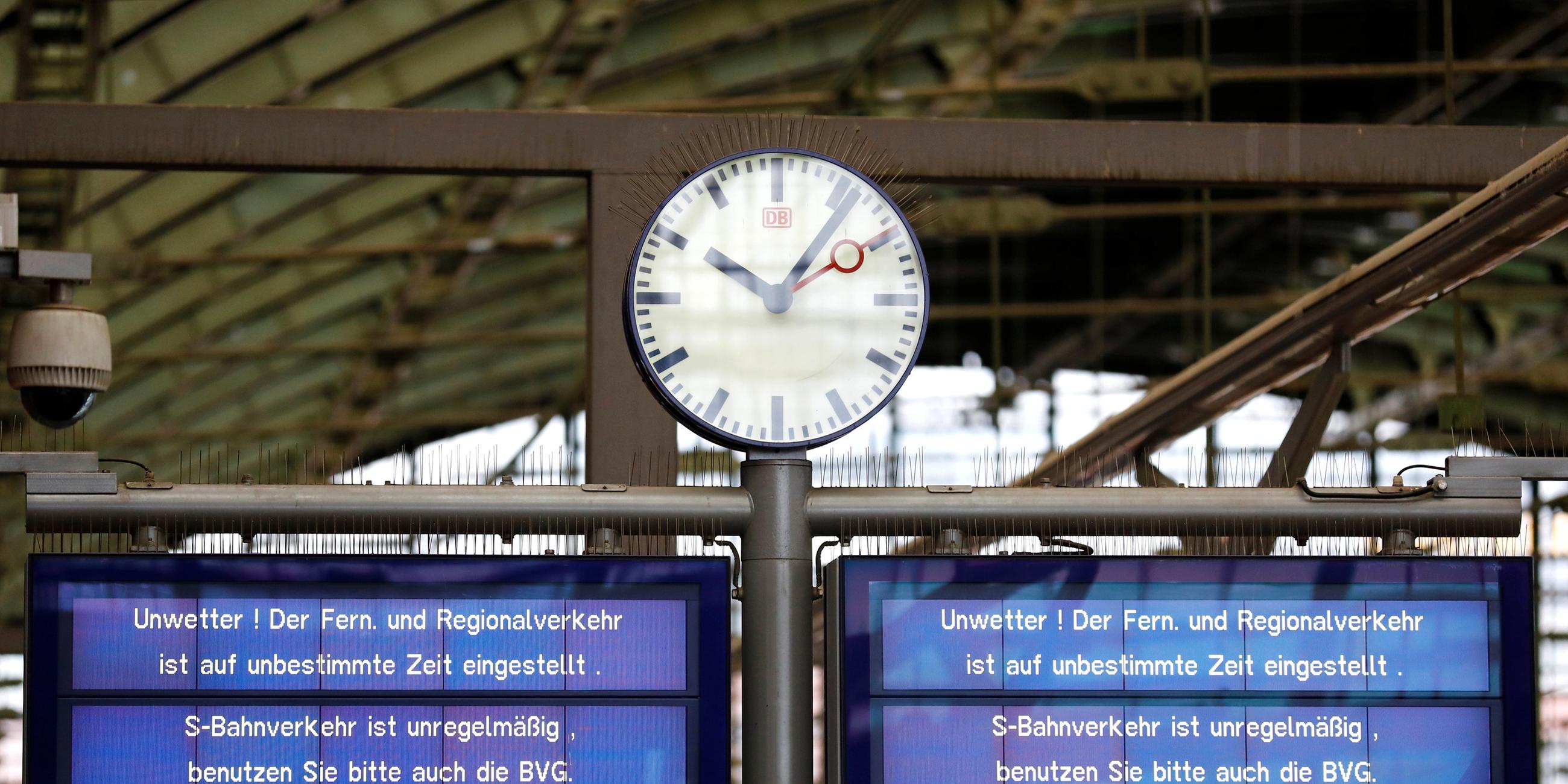 Anzeigetafeln der Deutschen Bahn. Der Zugverkehr wurde wegen des Sturmtiefs "Herwart" eingestellt.