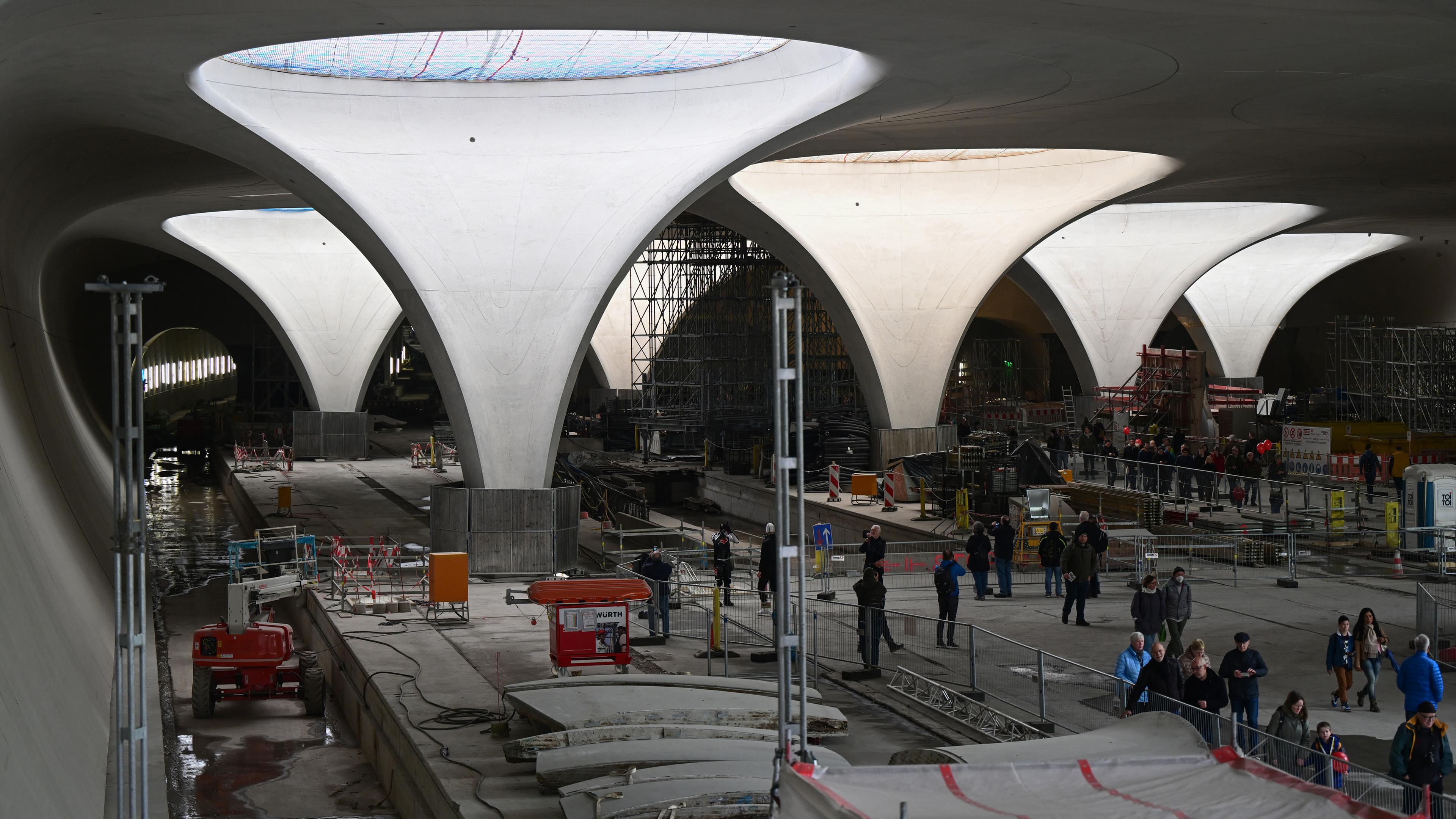 Zur Eröffnung der Tage der offenen Baustelle Stuttgart 21 erhalten Besucher Einblicke in die Arbeit auf der Baustelle des milliardenschweren Bahnprojekts.