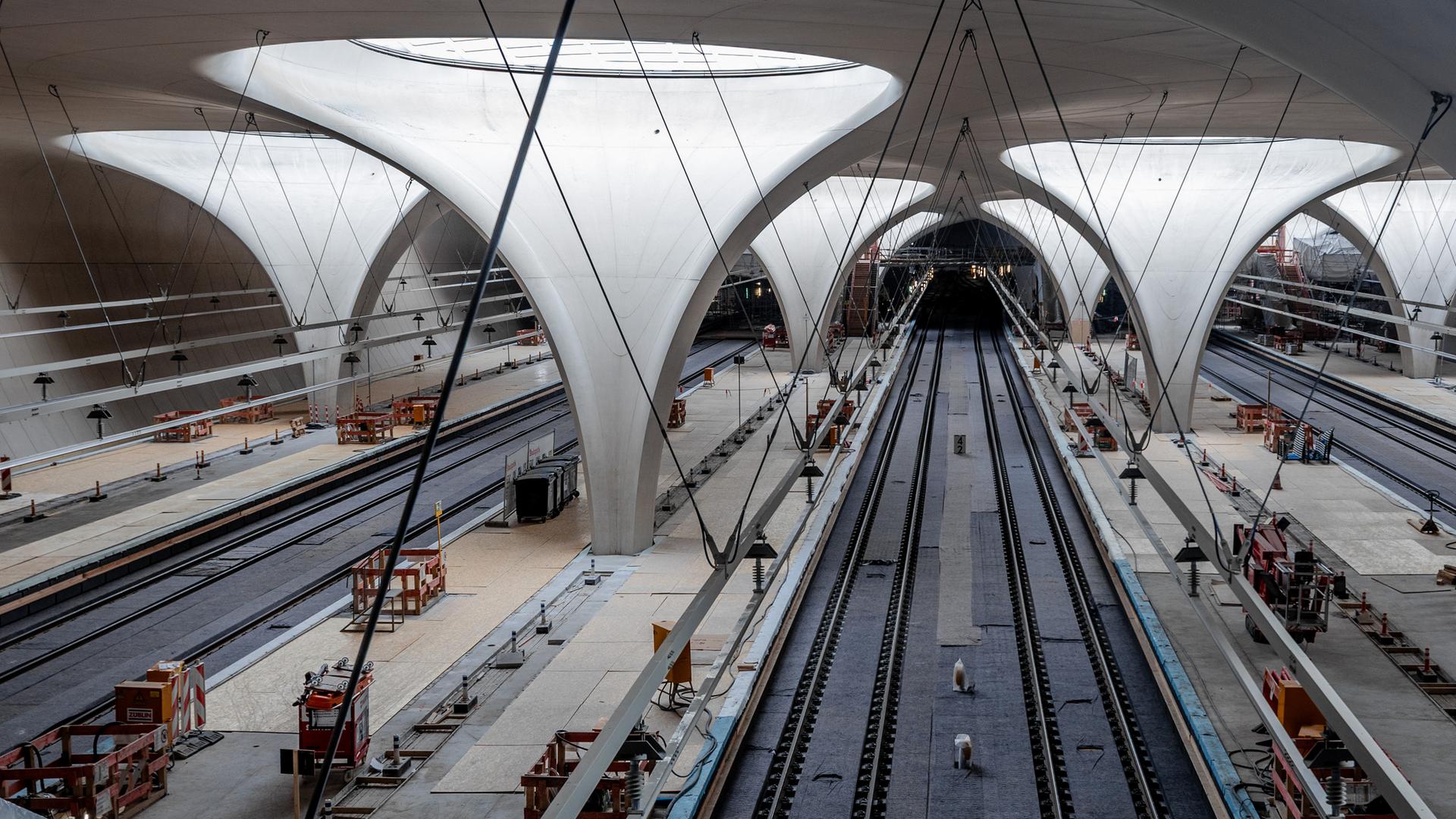 Das Innere des zukünftigen Stuttgarter Hauptbahnhofs. Es sind keine Menschen im Bild.