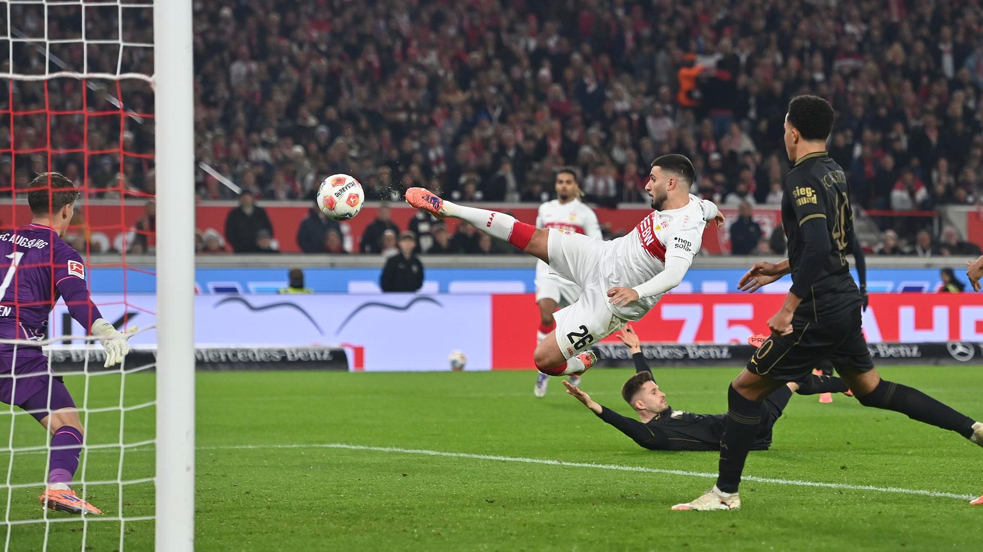 Torchance für Deniz Undav (VfB Stuttgart) im Strafraum gegen den FC Augsburg in der Bundesliga.