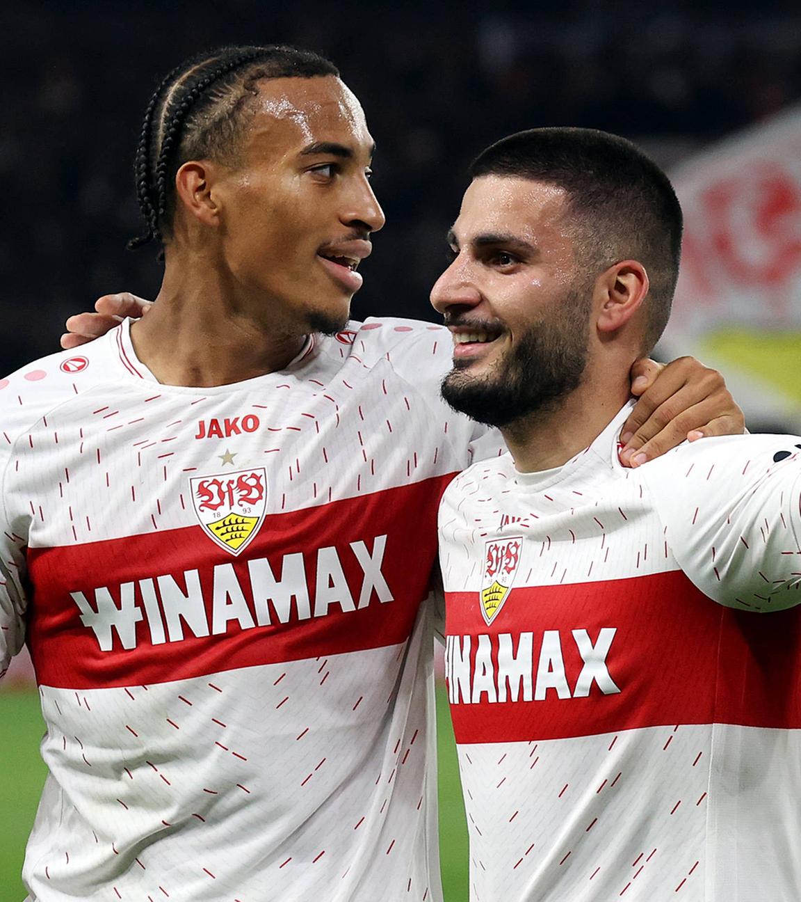Jamie Leweling und Deniz Undav (beide VfB Stuttgart) jubeln nach dem 1:0.