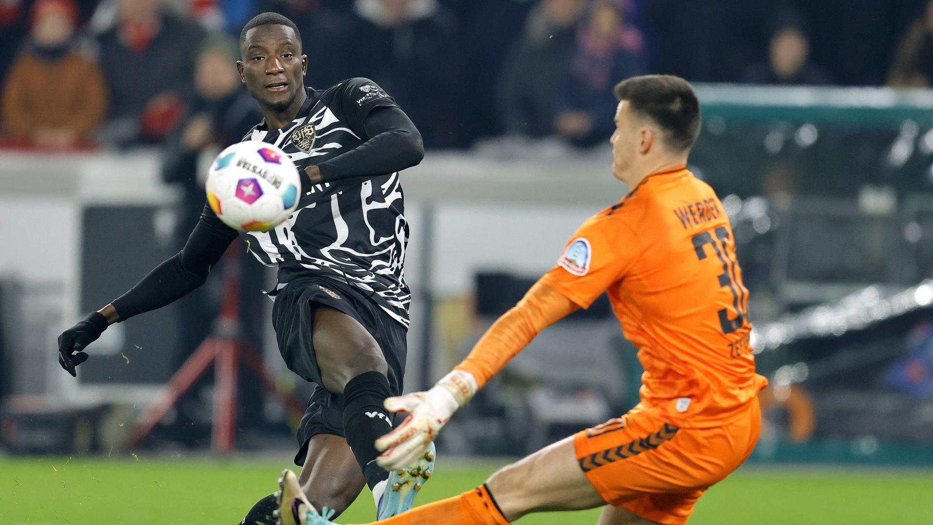 Stuttgarts Zerhau Guirassy und Bremens Torwart Michael Zetterer kämpfen am 02.12.2023 um den Ball.