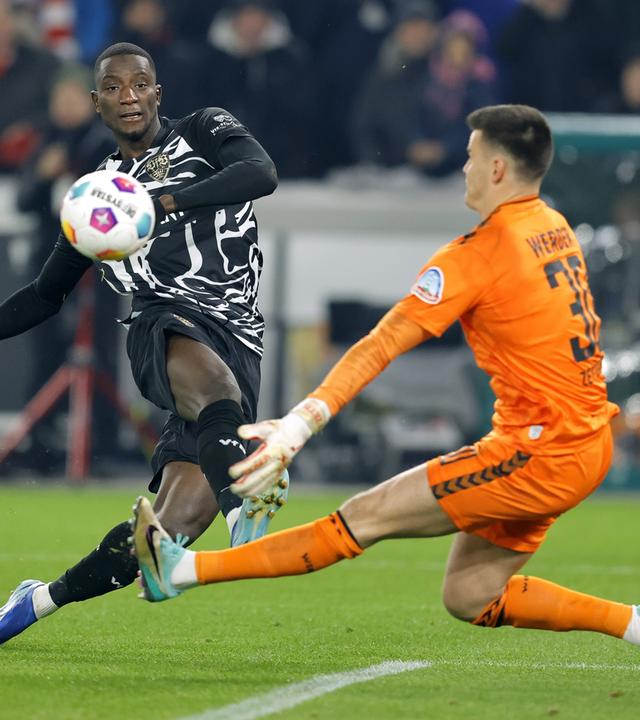 Stuttgarts Zerhau Guirassy und Bremens Torwart Michael Zetterer kämpfen am 02.12.2023 um den Ball.