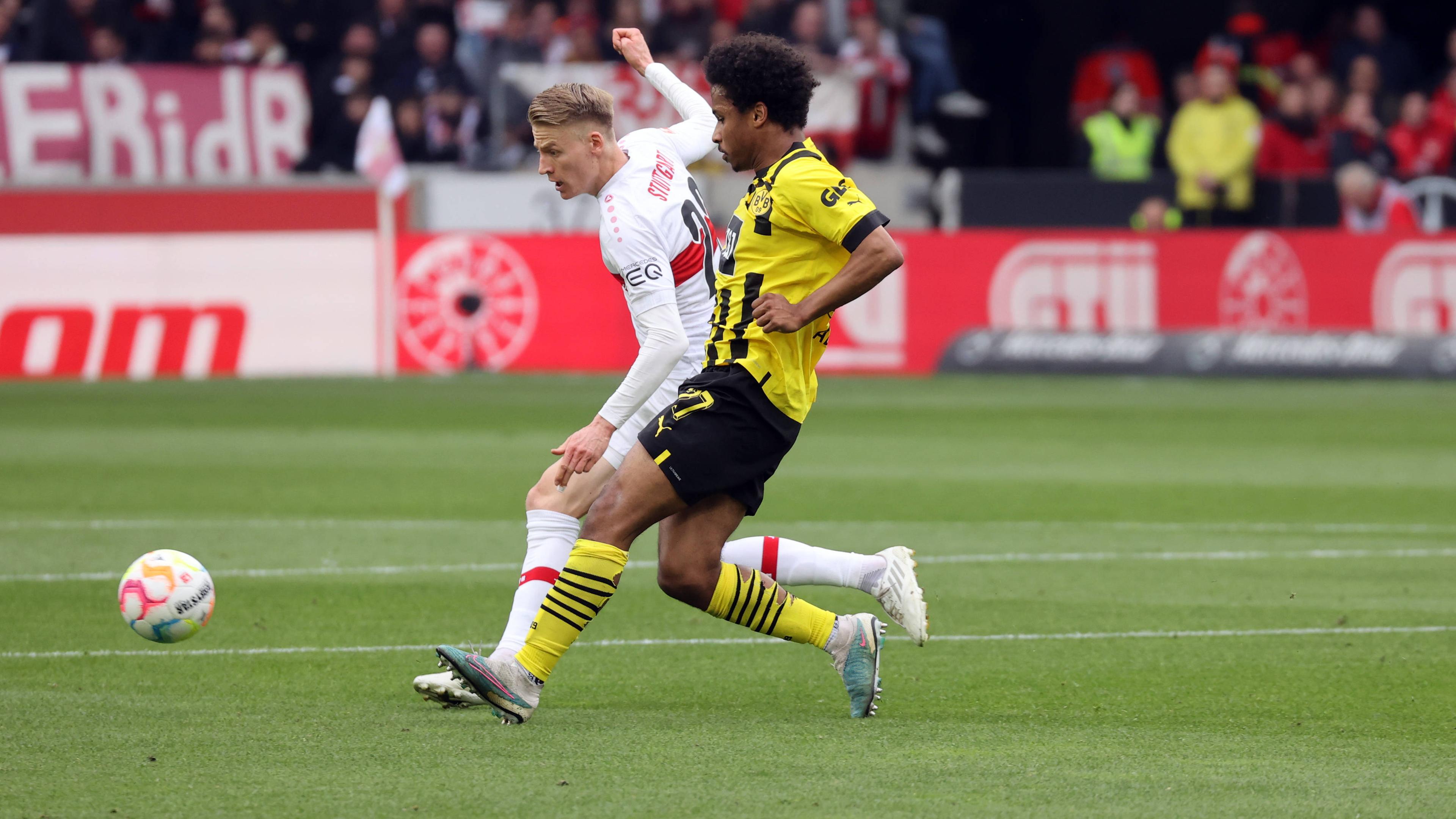 VfB Stuttgart - Borussia Dortmund am 15.04.2023: Chris Führich (VfB Stuttgart) kommt vor Karim Adeyemi (rechts) an den Ball