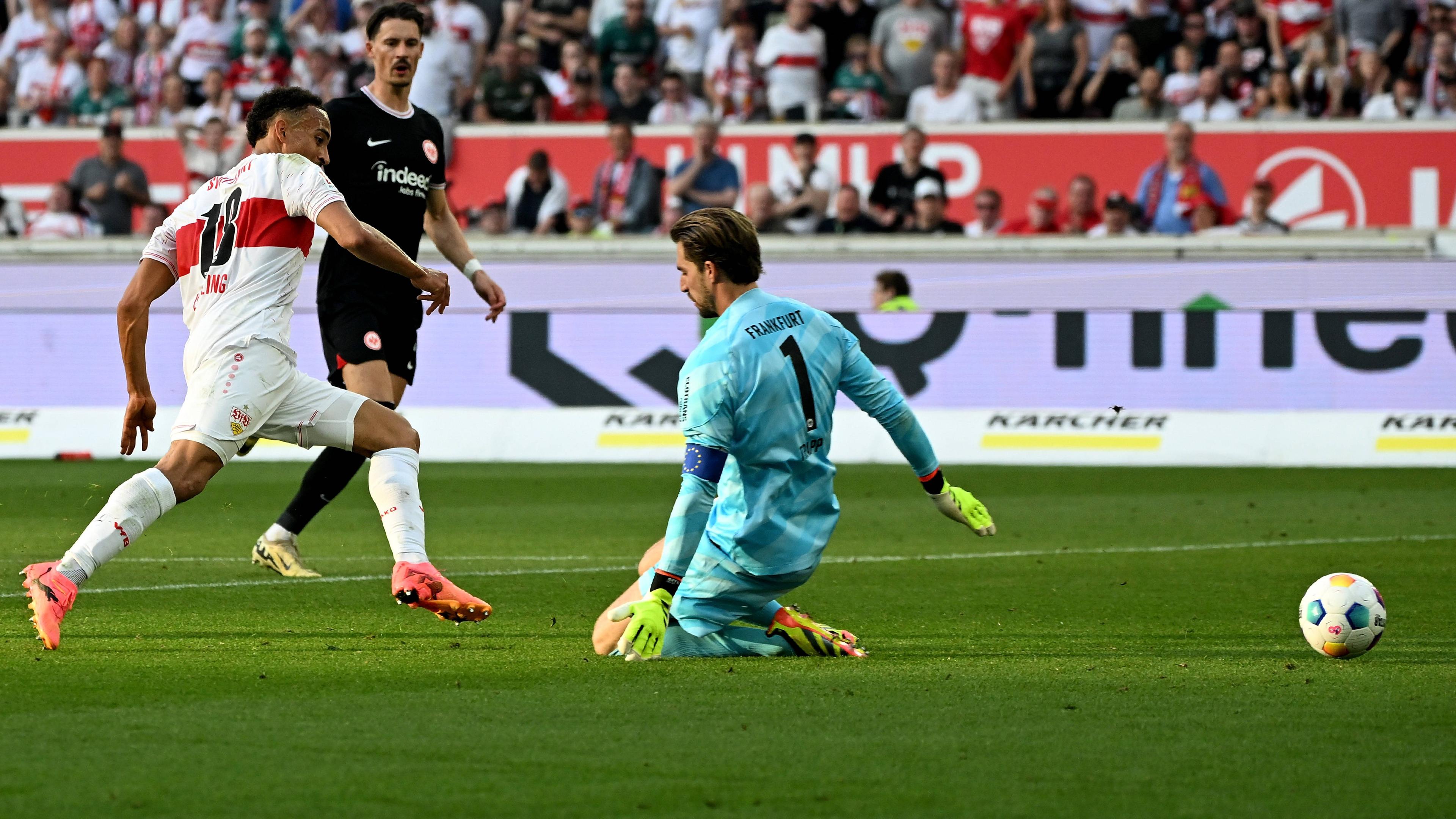 Stuttgarts Jamie Leweling erzielt das Tor zum 3:0 gegen Frankfurt am 13.04.2024.