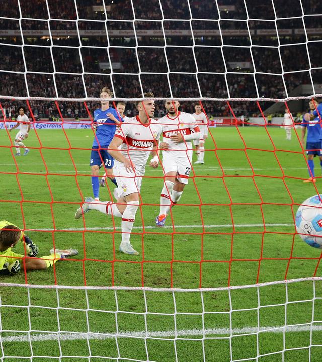 Ermedin Demirovic (VfB Stuttgart) verwandelt einen Elfmeter im Nachschuss.