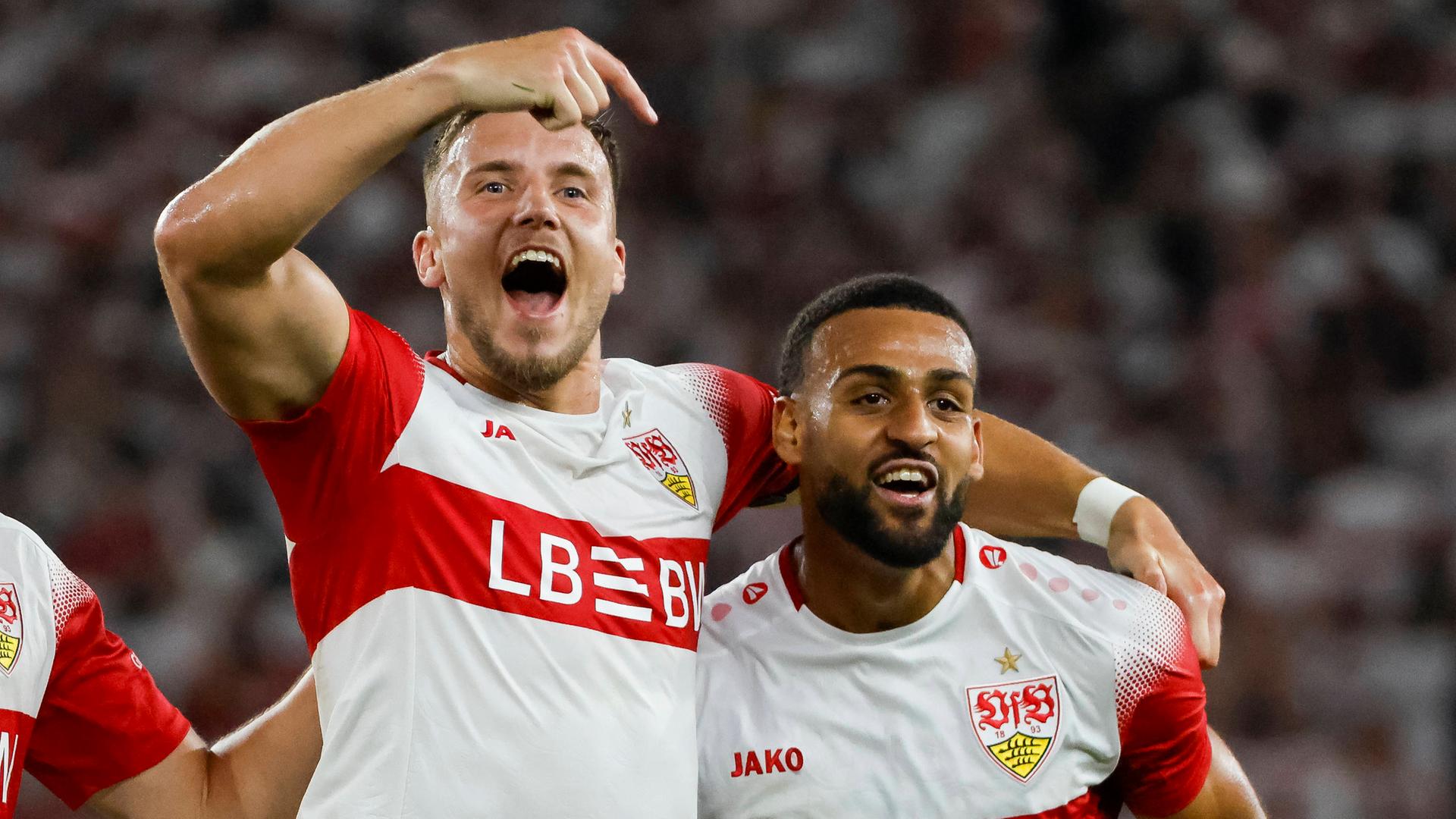 Der Stuttgarter Verteidiger Josha Vagnoman jubelt nach seinem Treffer zum 4:1 zusammen mit seinem Teamkollegen Ermedin Demirovic