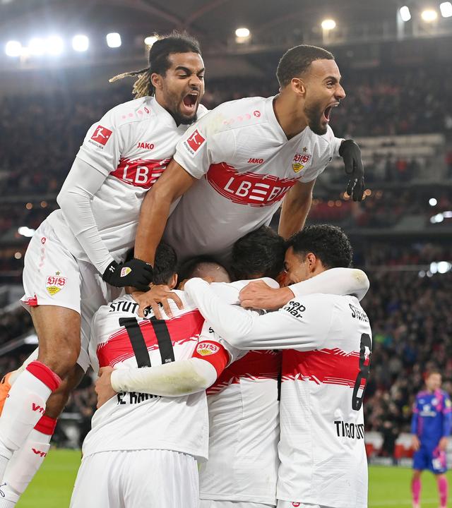 Deniz Undav (VfB Stuttgart) jubelt nach dem 2:1-Tor gegen Mainz gemeinsam mit Josha Vagnoman und Lorenz Assignon.