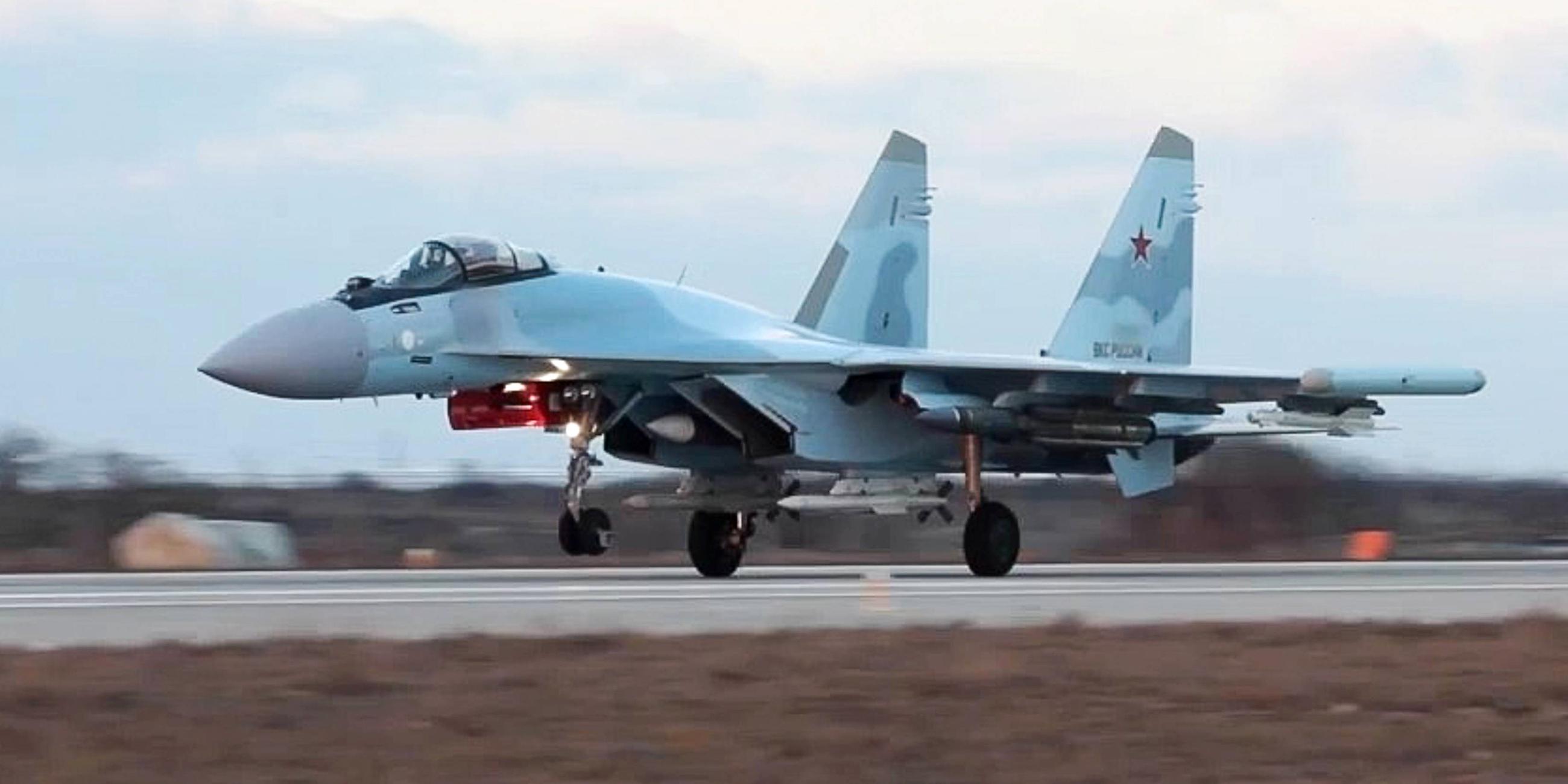 Ein Sukhoi Su-35S-Kampfjet der russischen Armee während einer Patrouillenübung, aufgenommen am 17.02.2023