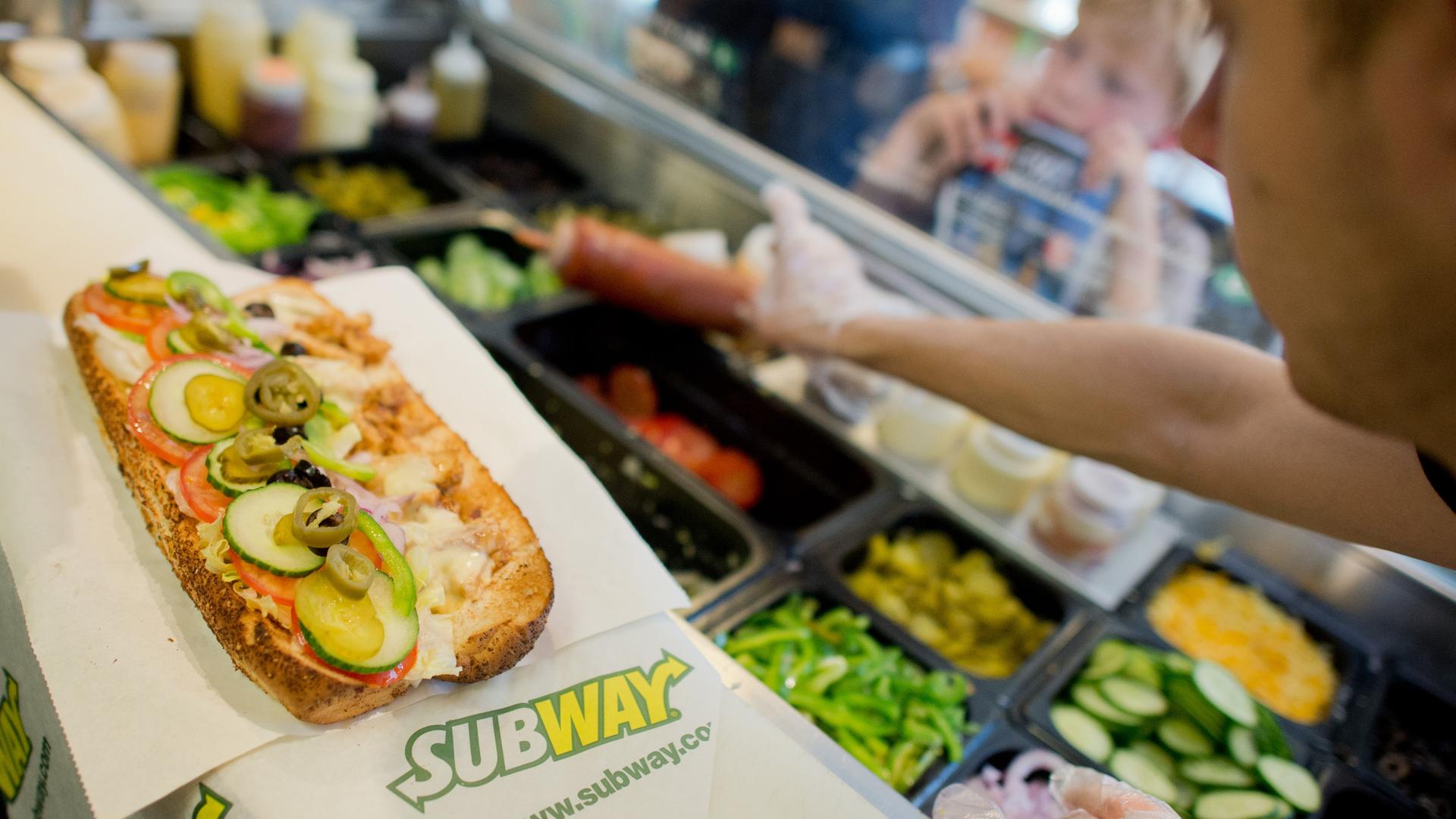 Mitarbeiter belegen Subway-Sandwiches