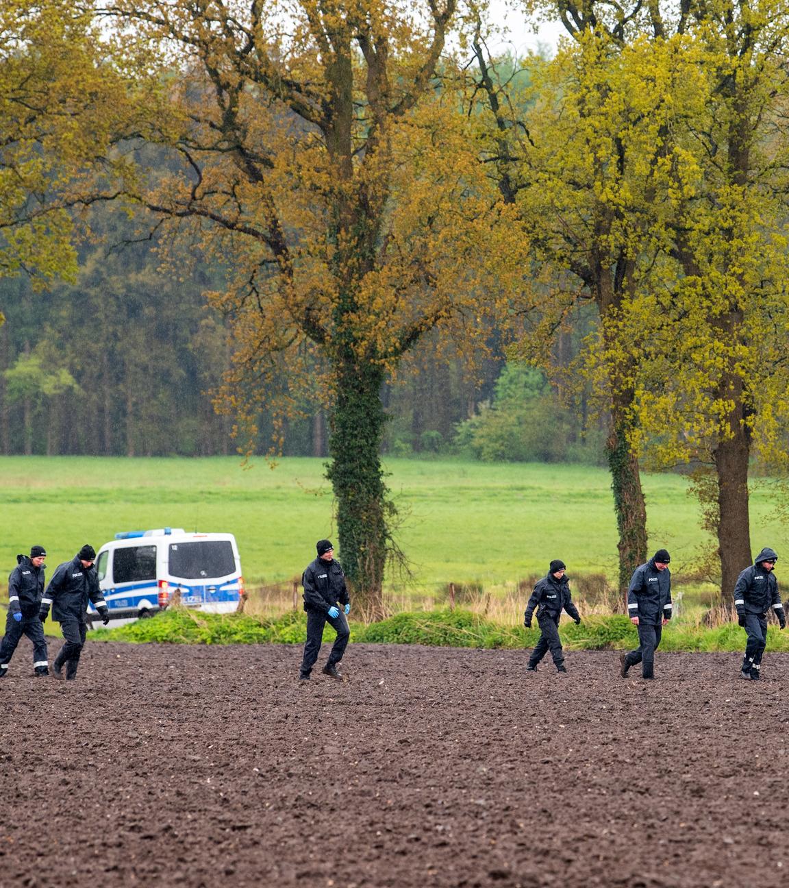 Polizisten suchen auf einem Feld bei Bremervörde nach dem vermissten Jungen Arian.