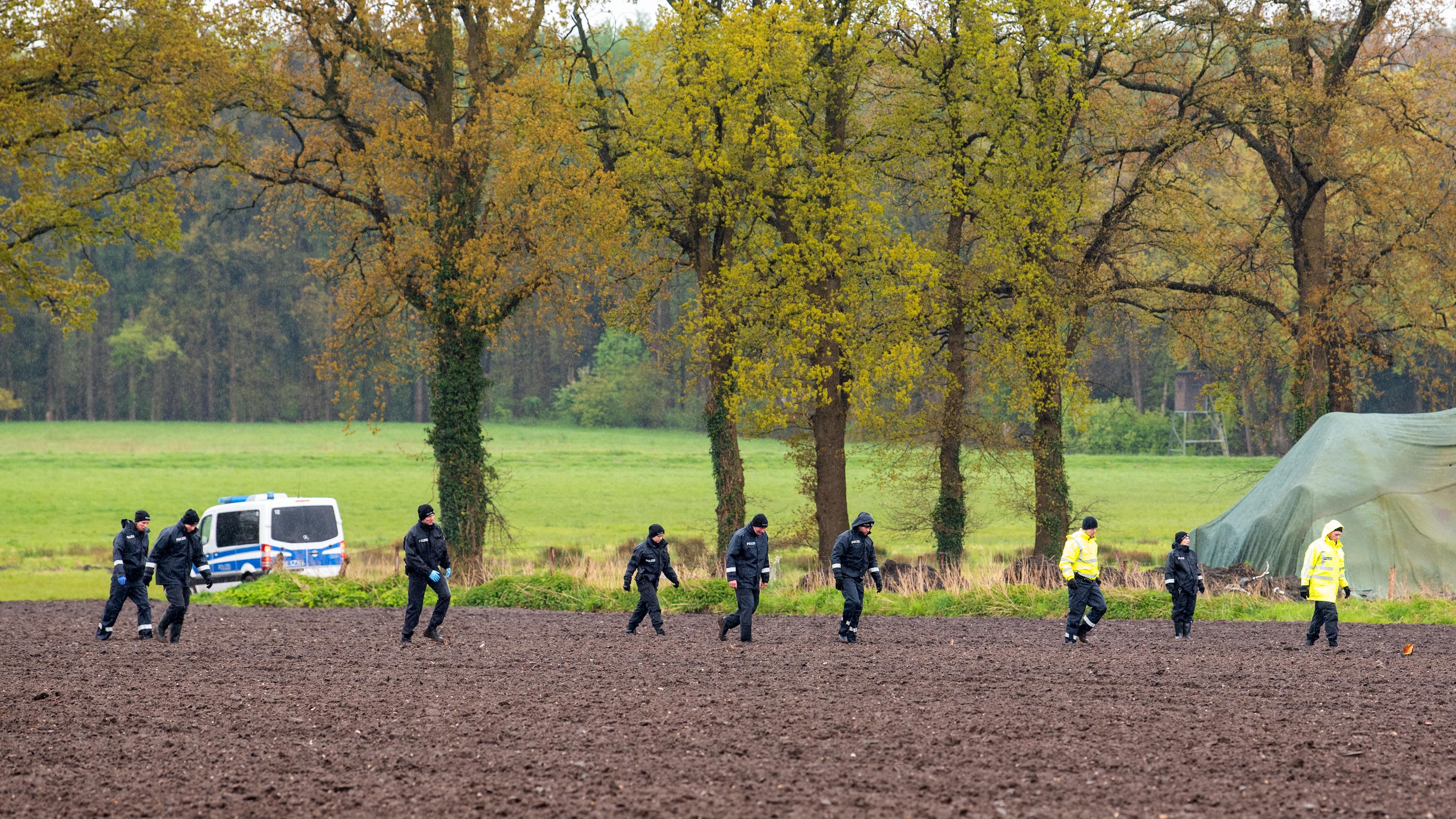Polizisten suchen auf einem Feld bei Bremervörde nach dem vermissten Jungen Arian.