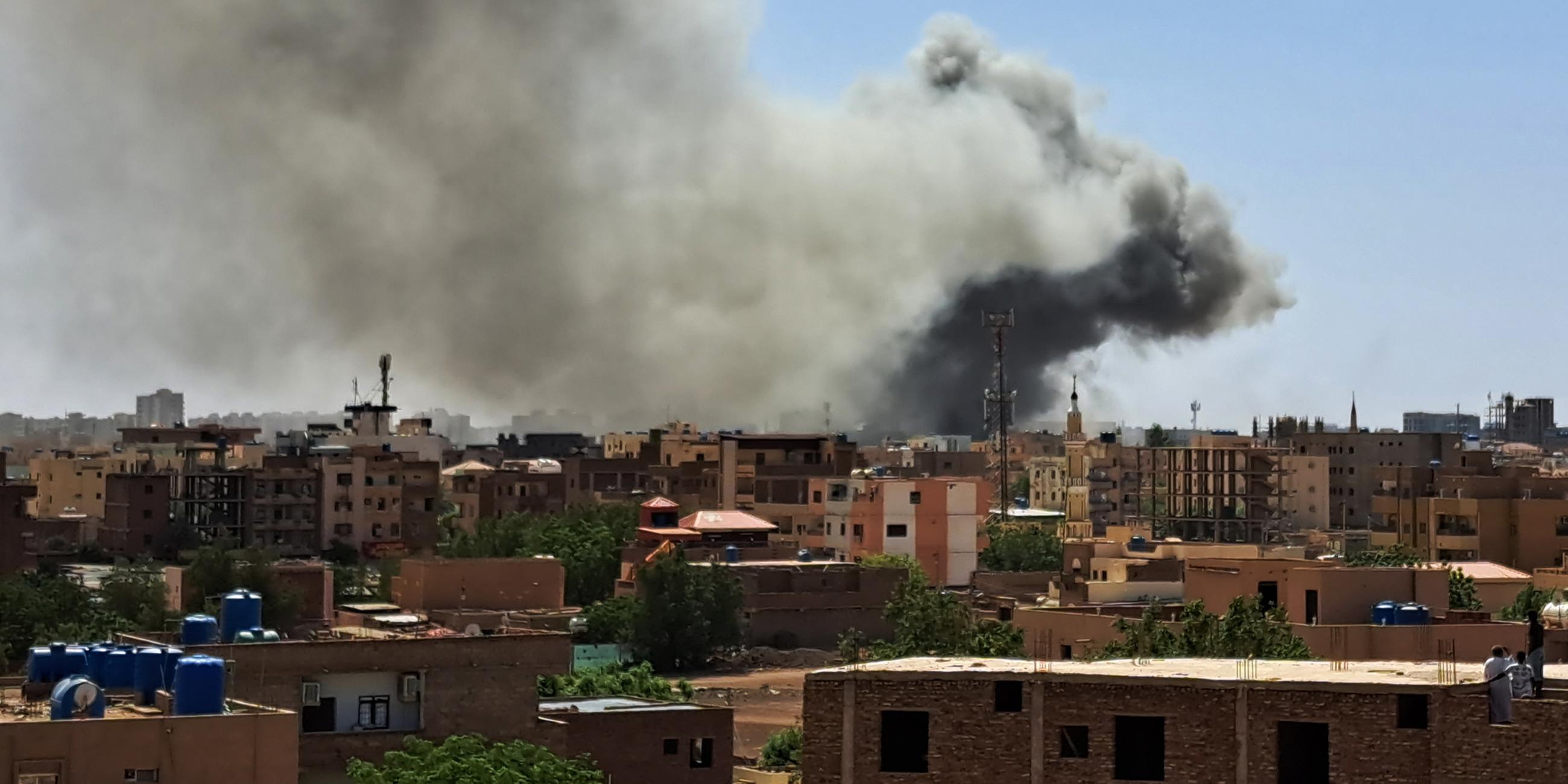 Archiv: Rauch steigt am 05.05.2023 in Khartum auf.