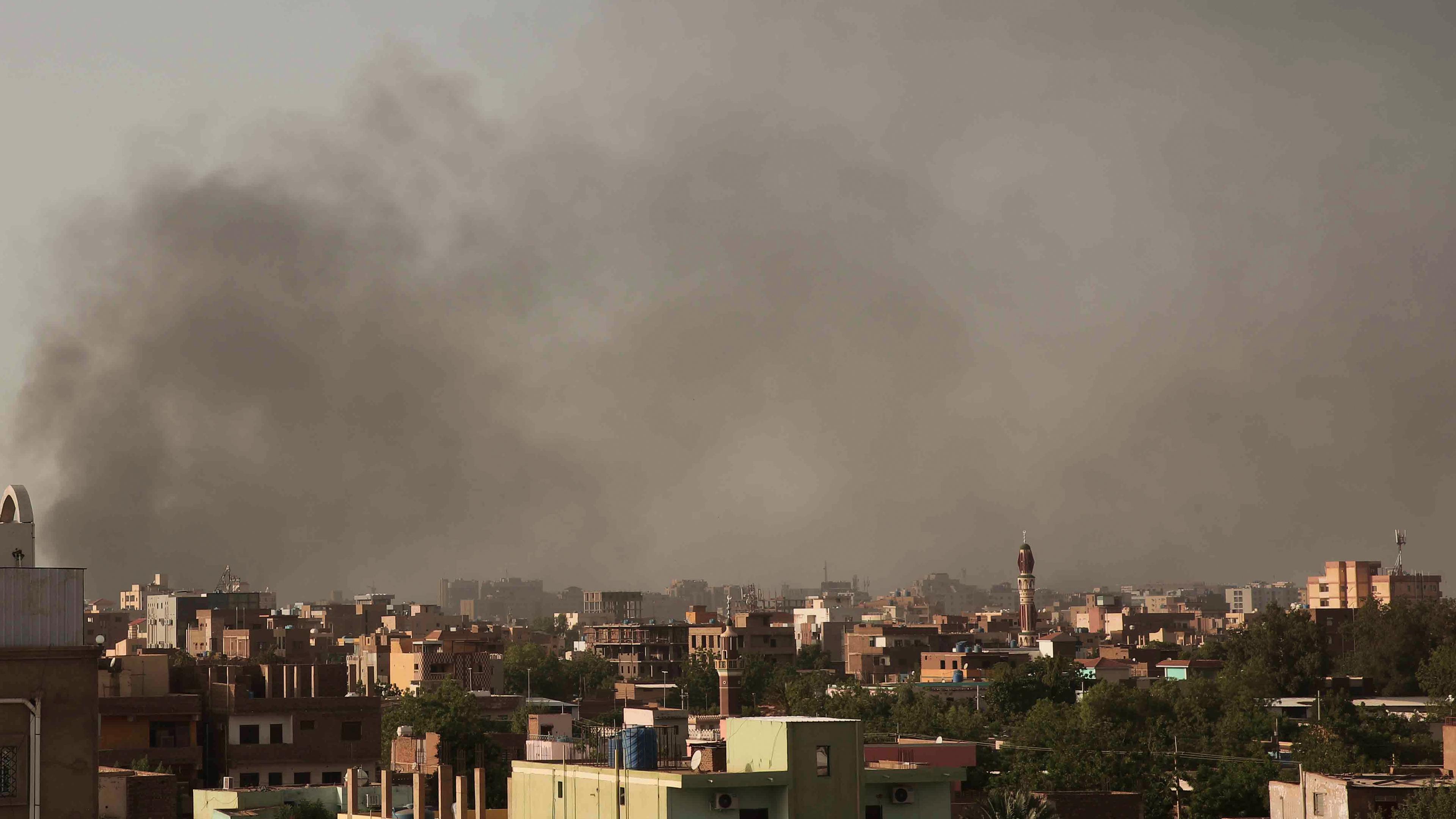 Rauch steigt auf aus einem Wohnblock. Khartum, Sudan.