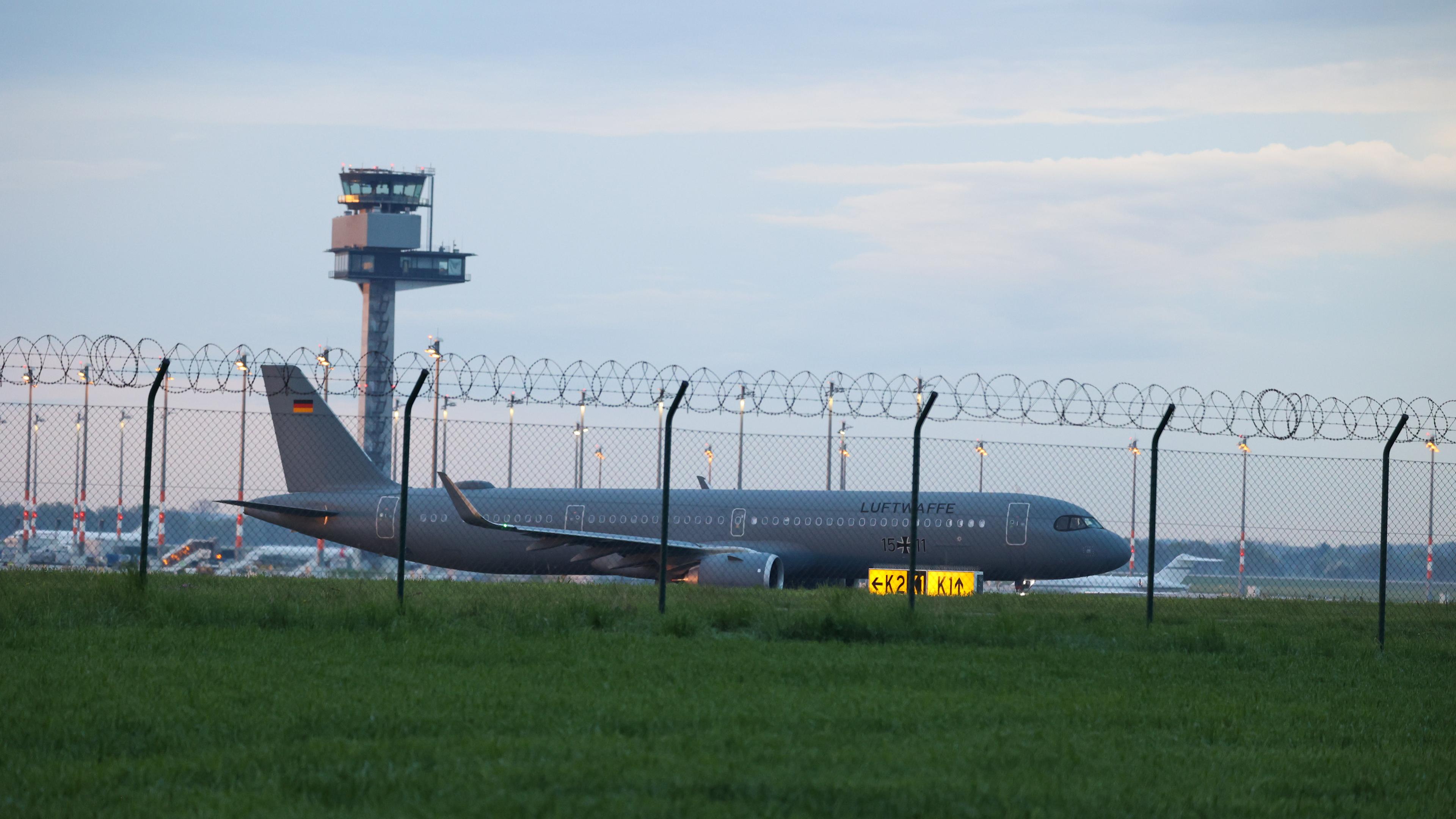  Berlin: Ein Airbus der Luftwaffe landet mit aus dem Sudan evakuierten Bundesbürgern auf dem Flughafen BER.