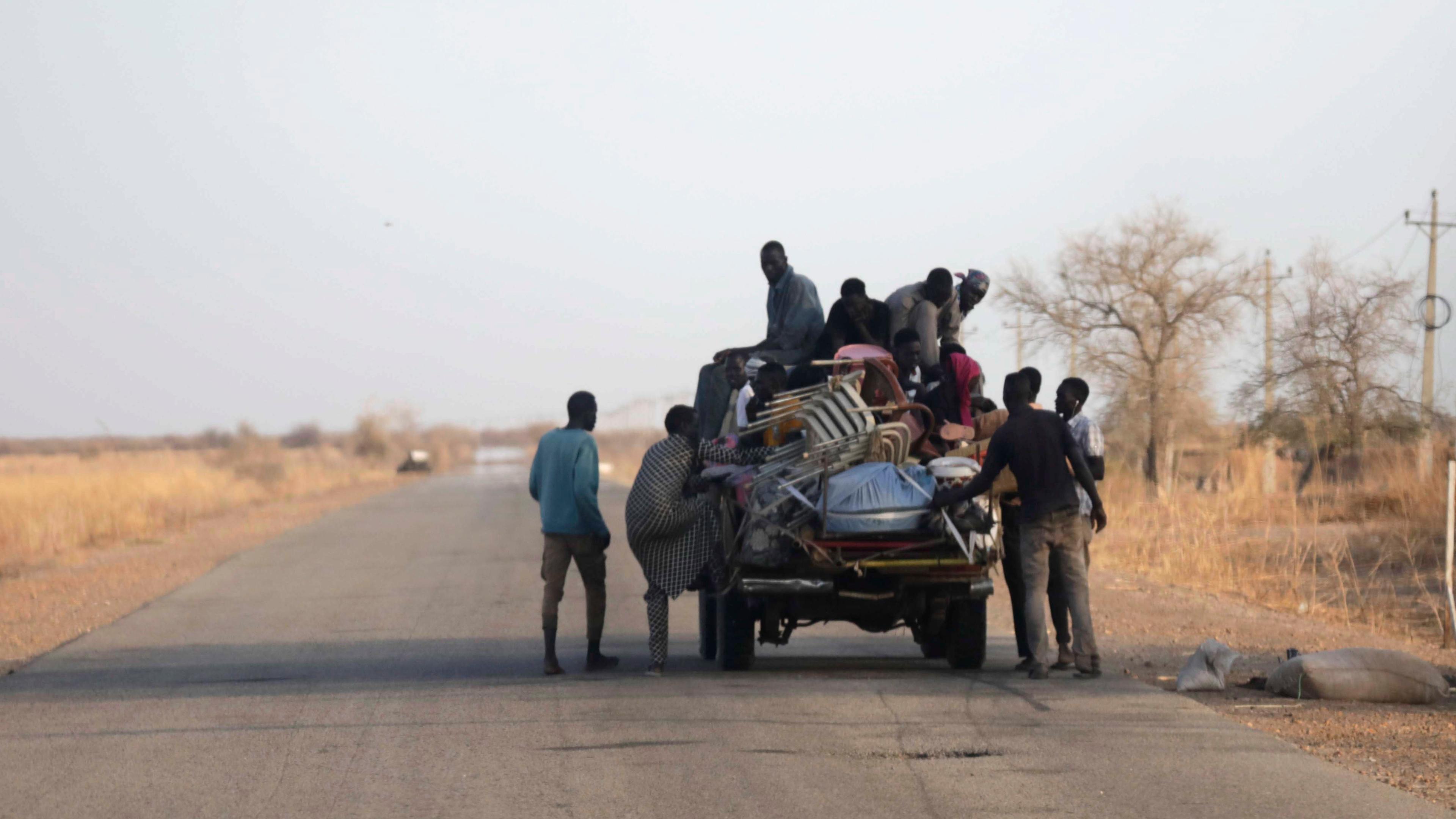 Menschen fliehen vor der Gewalt im Sudan