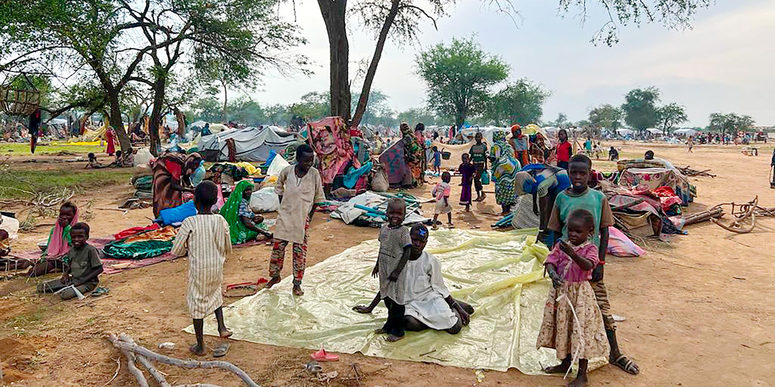 Sudanesische Flüchtlinge, die vor dem Konflikt im Sudan geflohen sind, versammeln sich am Montag, den 10. Juli 2023, im Flüchtlingslager Zabout in Goz Beida