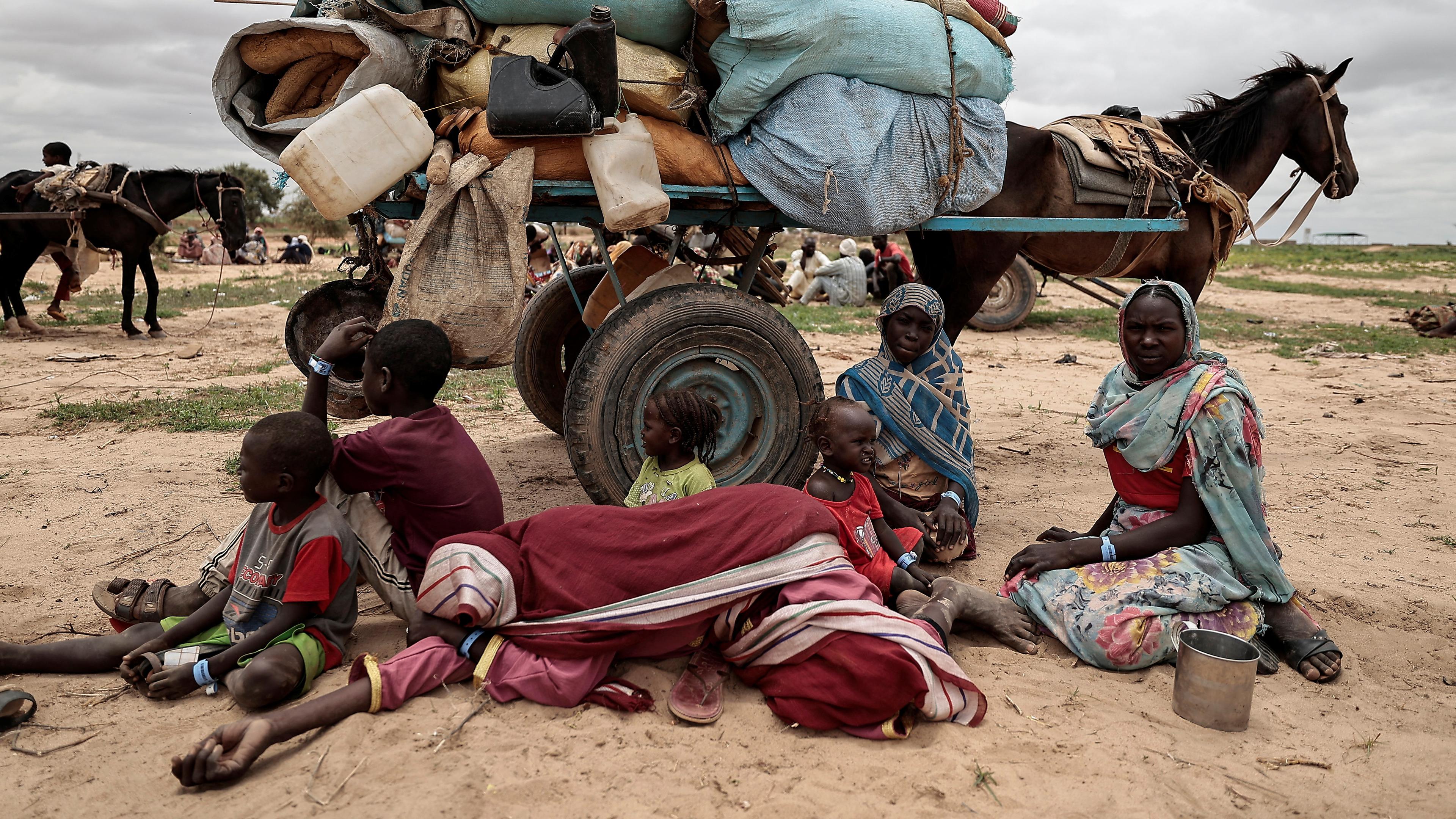 Eine erschöpfte Flüchtlings-Familie in der Darfur-Region im Sudan.