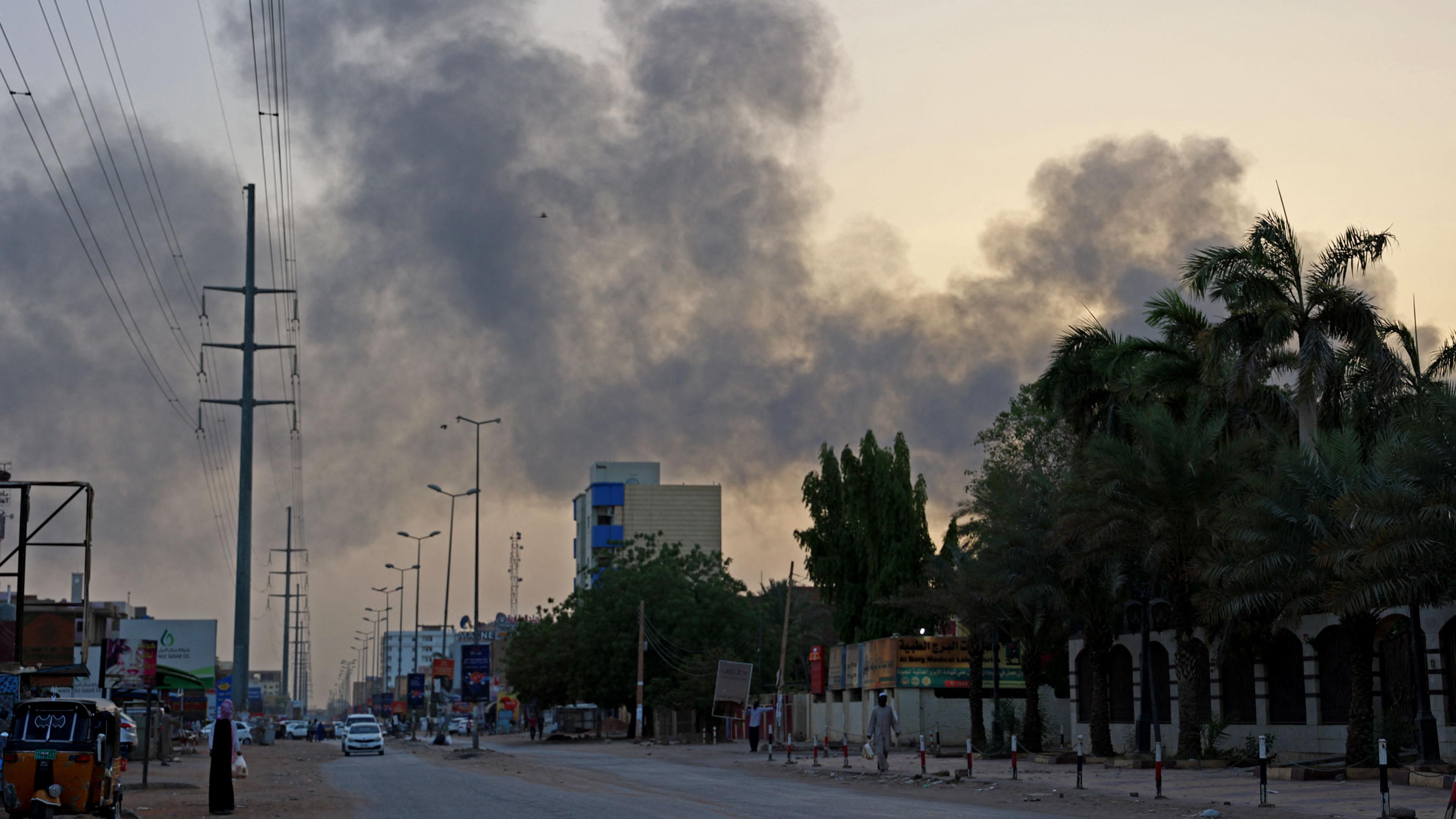 In der sudanischen Hauptstadt Khartoum sieht man Rauch über Gebäuden aufsteigen.
