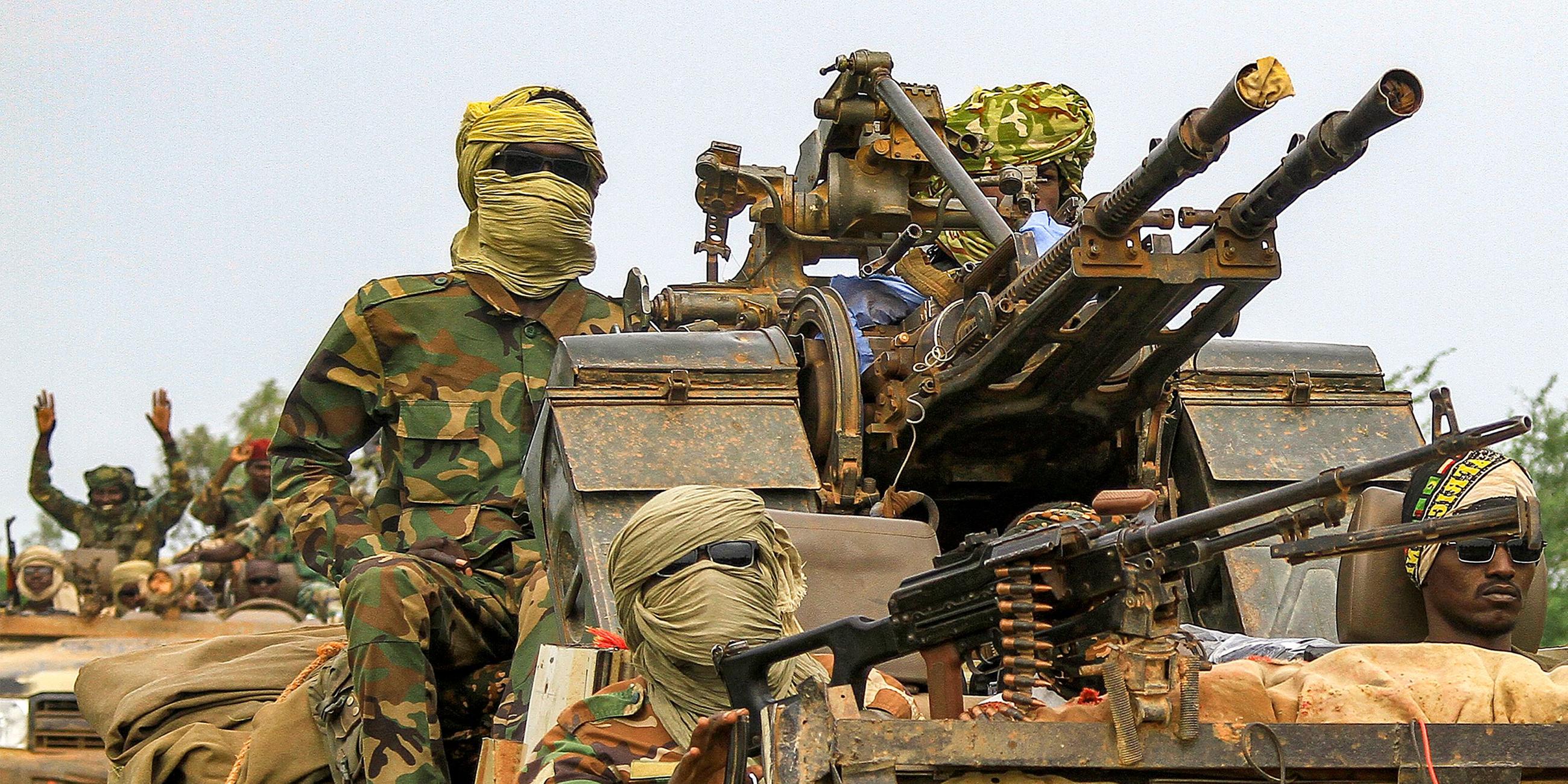 Zu sehen sind Kämpfer in einem Auto eines Militärkonvois Richtung Port Sudan.