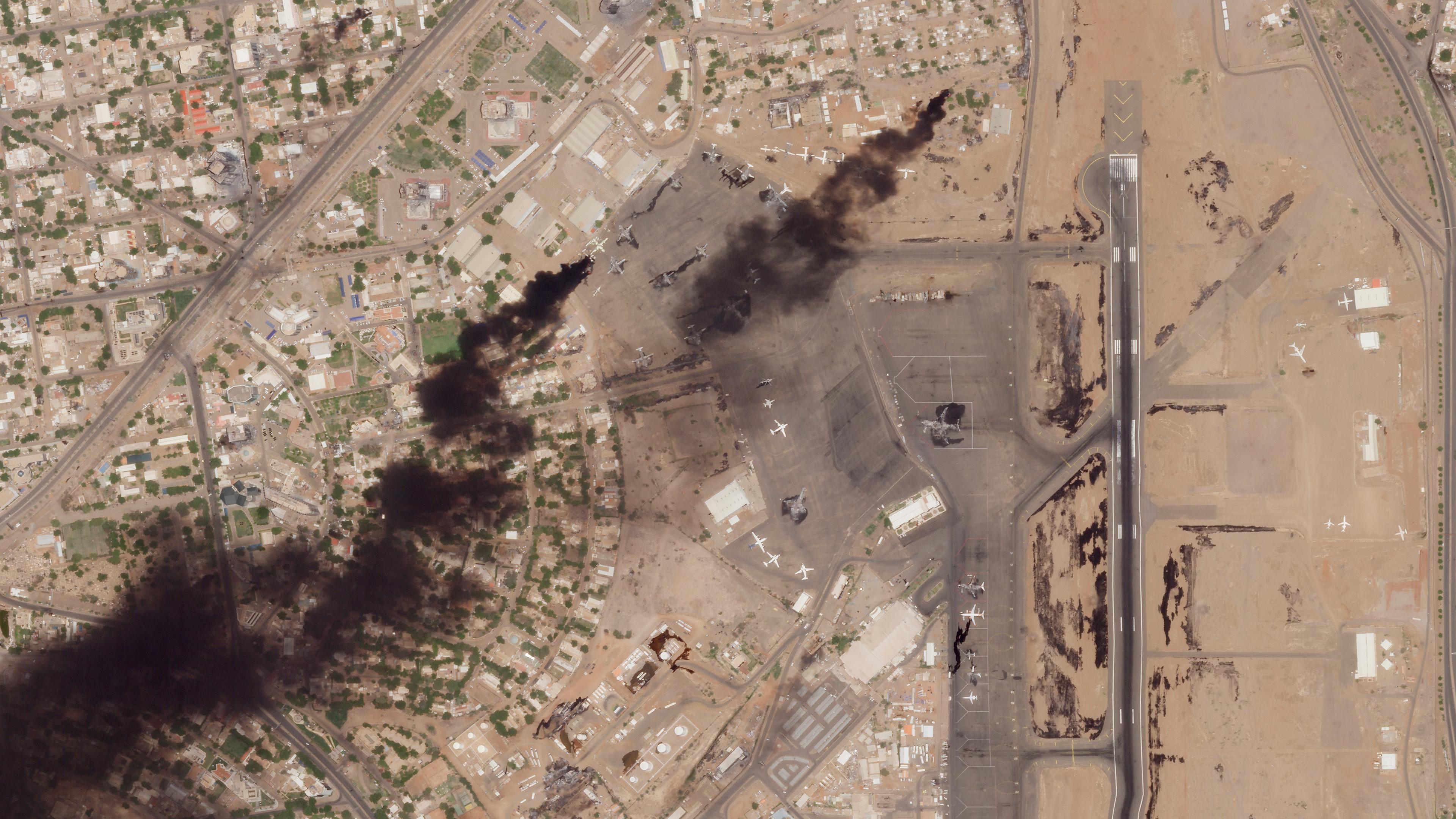 Sudan, Khartum: Dieses Satellitenfoto von Planet Labs PBC zeigt ein Feuer am internationalen Flughafen Khartum.