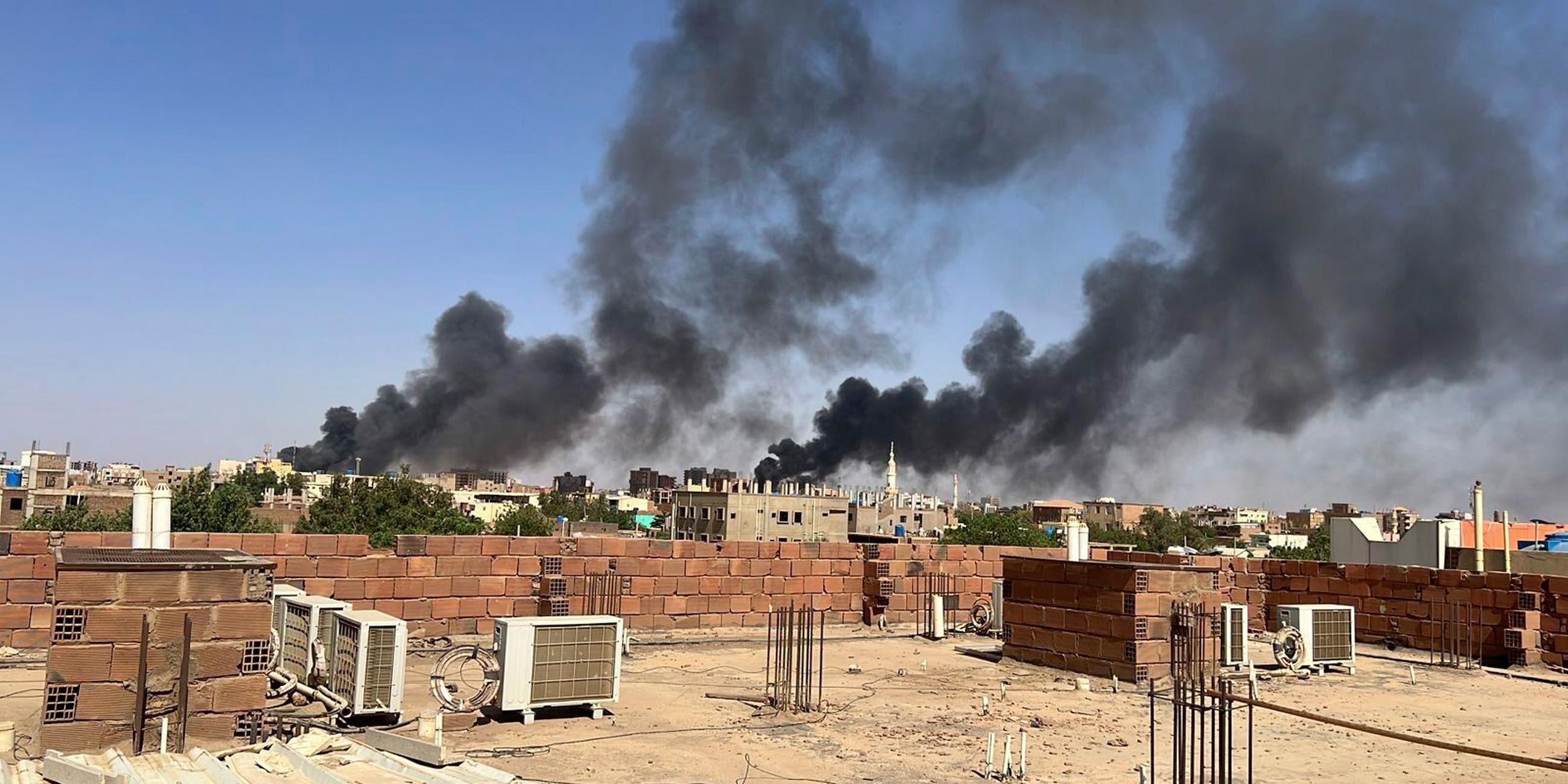 Rauch über der Stadt Khartoum, Sudan