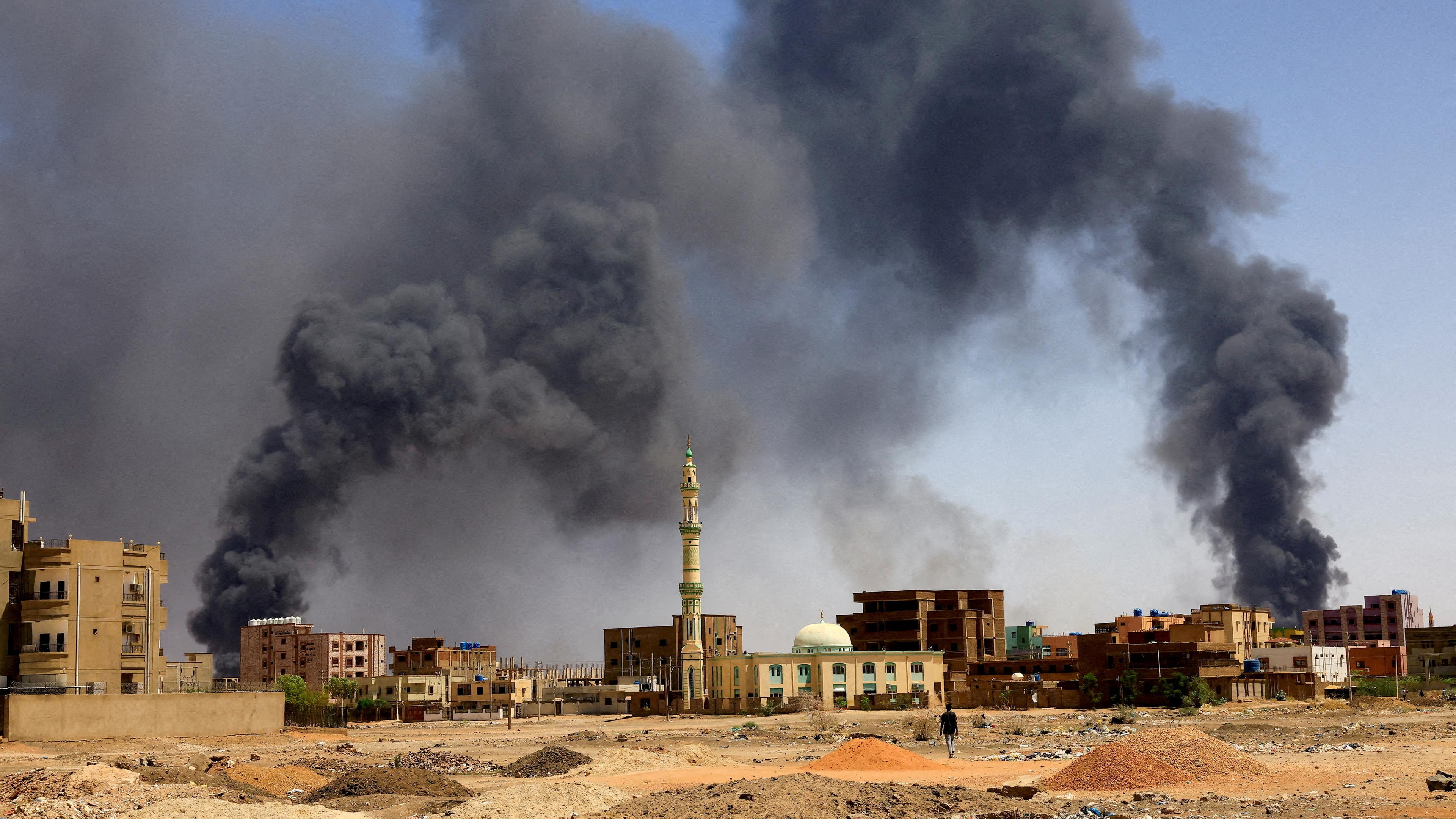 Sudan, Khartoum: Schwarzer Rauch steigt über mehreren Gebäuden auf