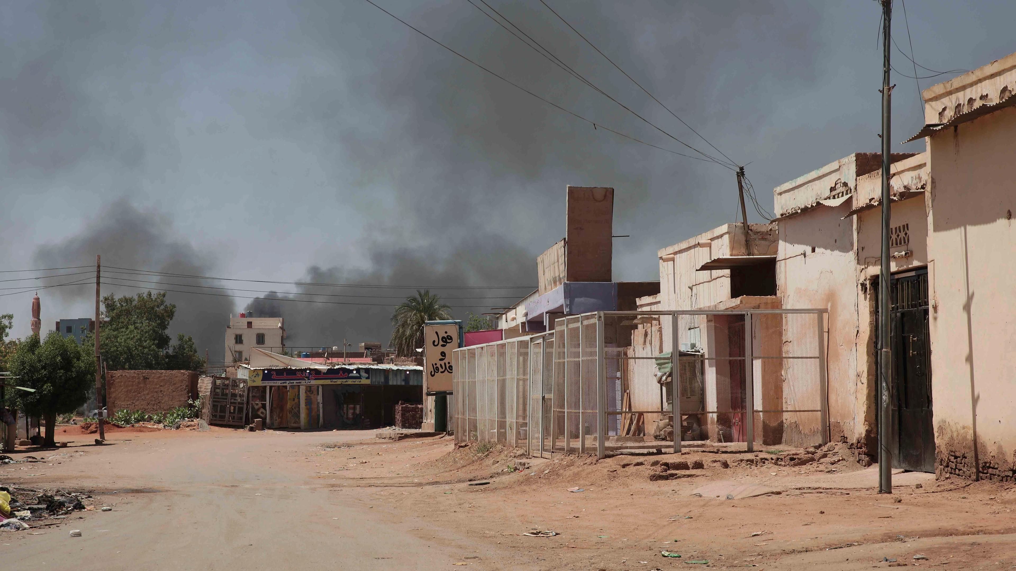 Sudan, Khartum: Rauch steigt hinter Gebäuden auf.