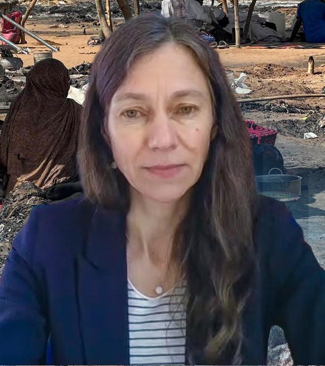 Konfliktforscherin Anette Hoffmann vor hilfsbedürftigen im Sudan