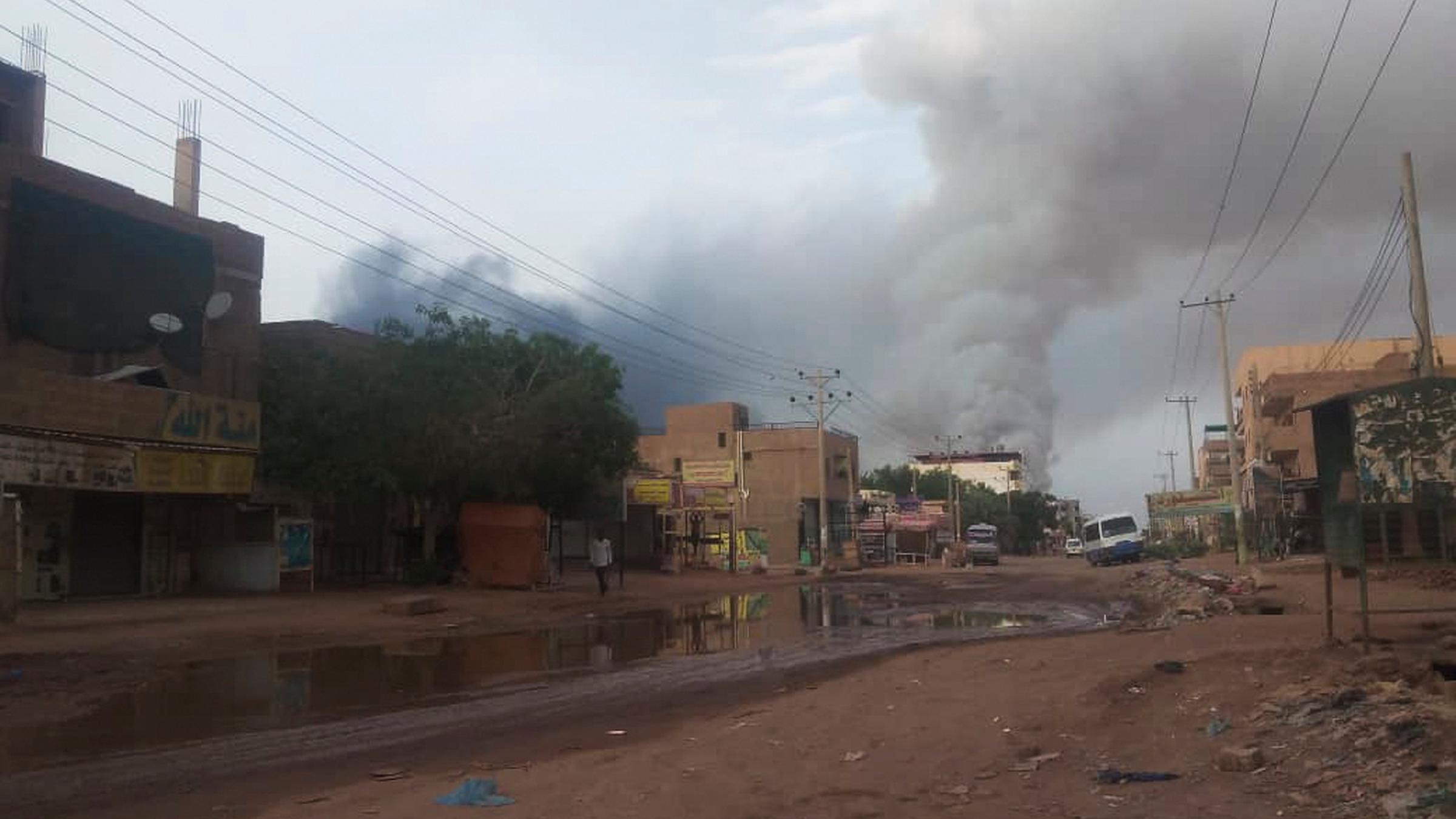 Rauch steigt über Khartum, der sudanesischen Hauptstadt, auf.
