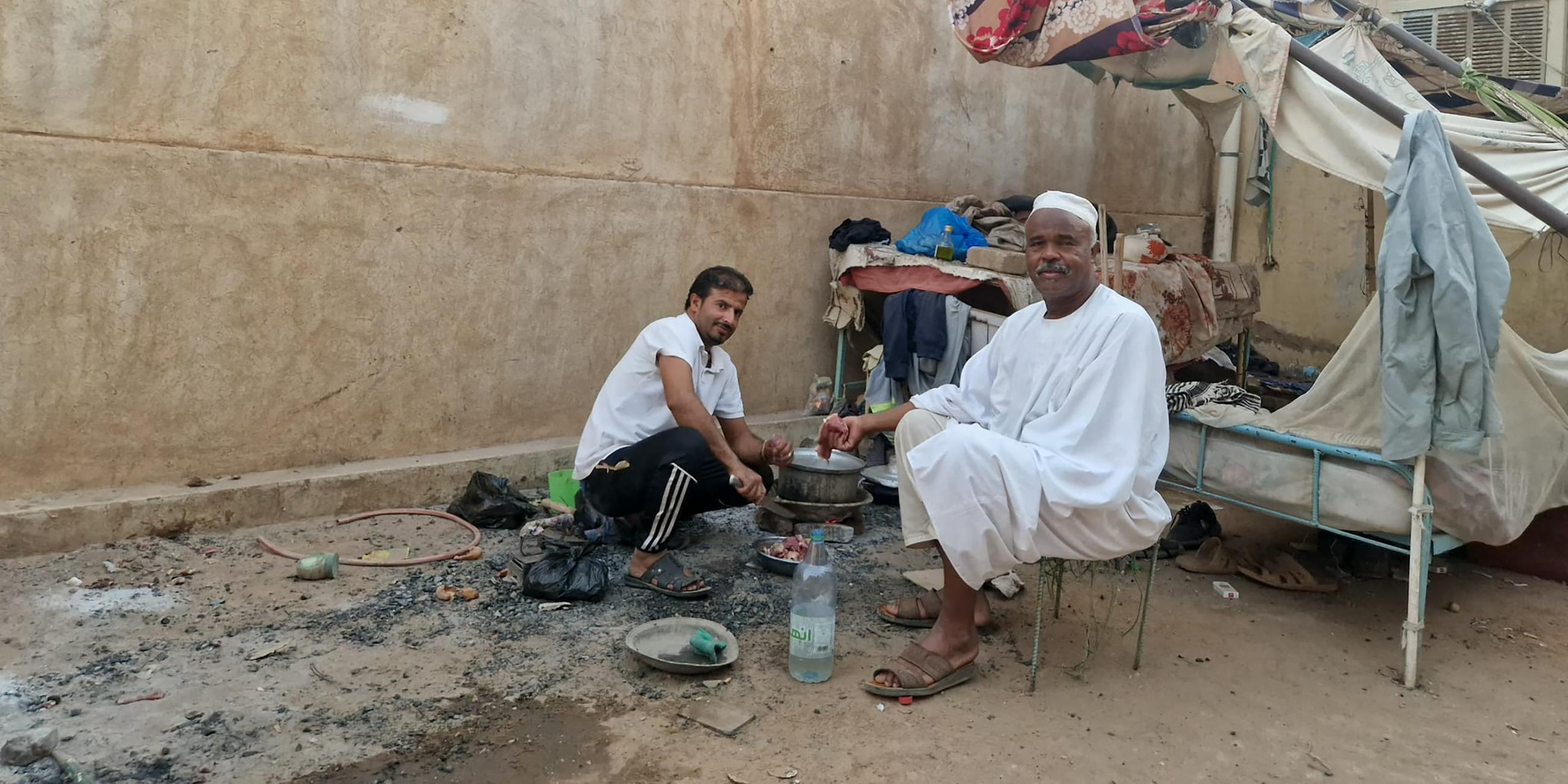Anouar (rechts), Betreiber des Hotel Sanaa, nimmt uns auf und kocht für unsere Gruppe. Das erste warme Essen nach 7 Tagen. Später riskiert er sein Leben, um uns einen Wagen zu organisieren.