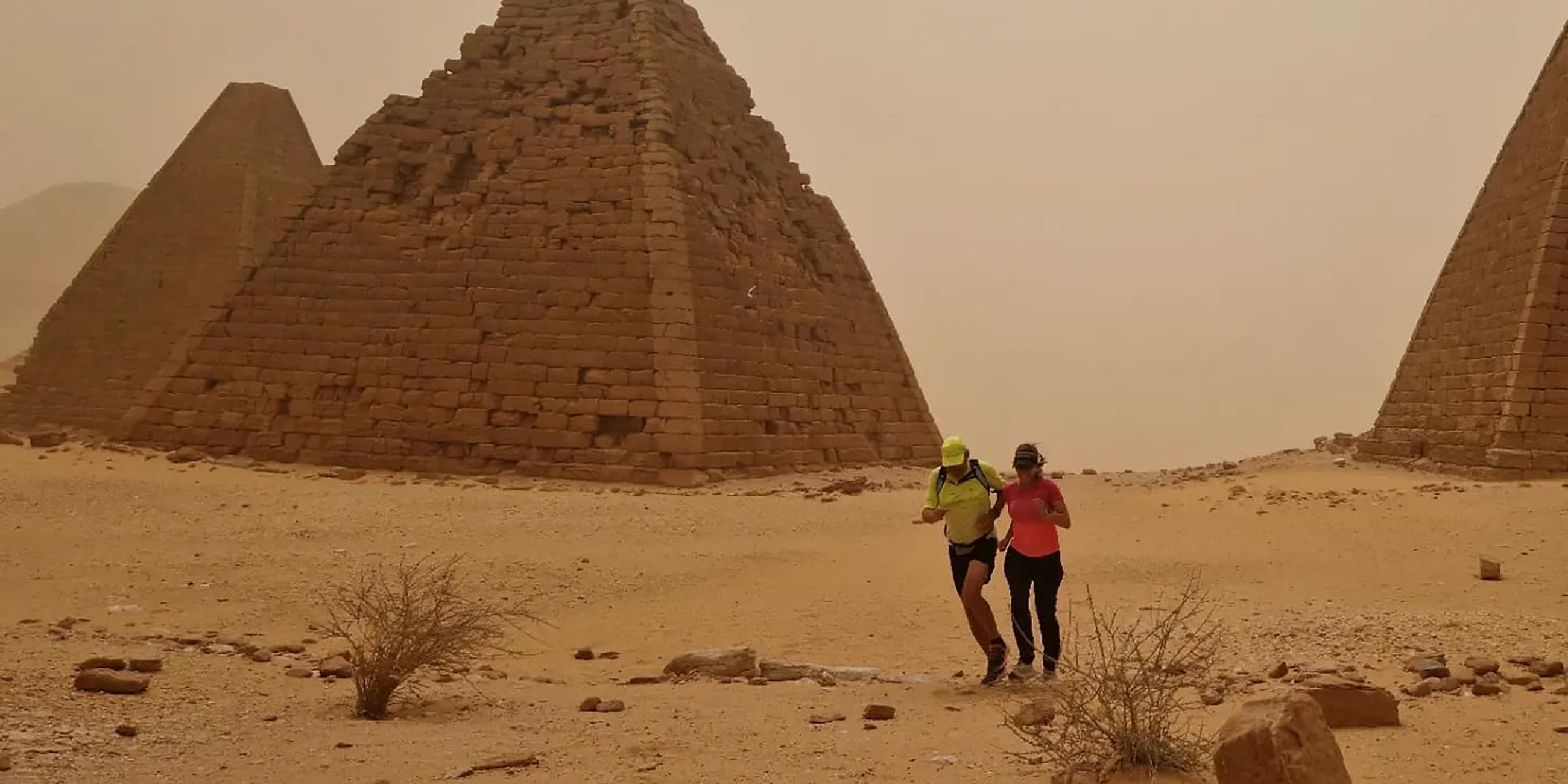 Drei Tage vor Beginn der Auseinandersetzungen: Laufen an den Pyramiden von Karima im Norden des Sudans. 