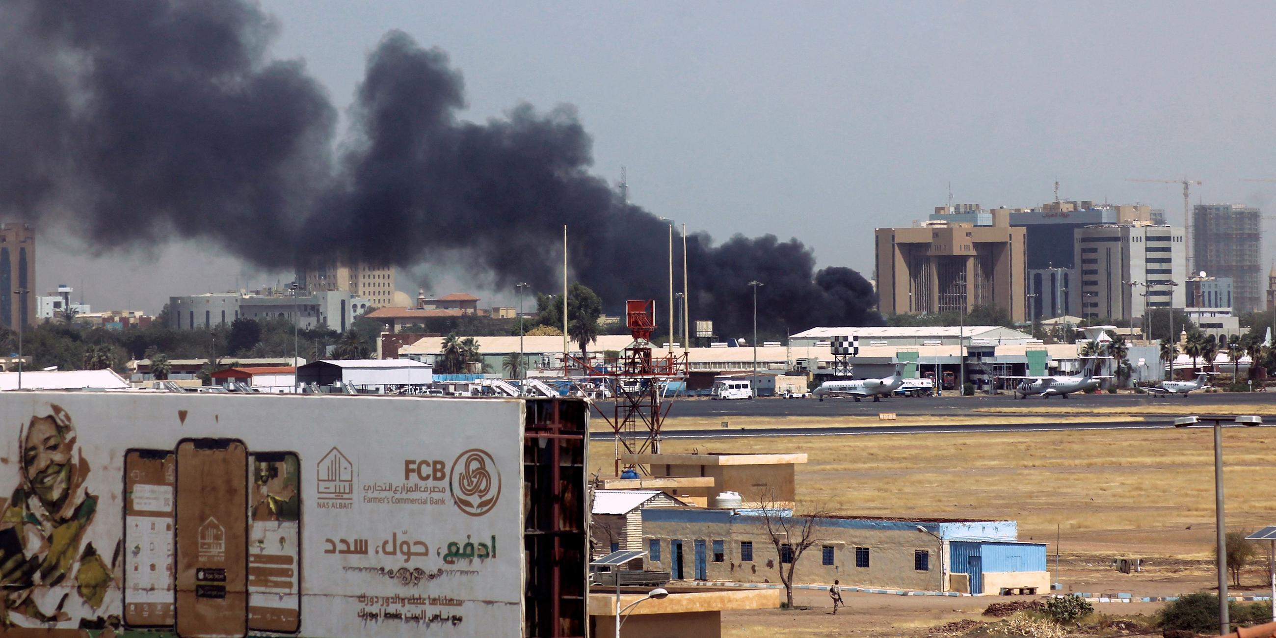 Sudan: Rauch steigt über dem Flughafen in Khartoum auf.