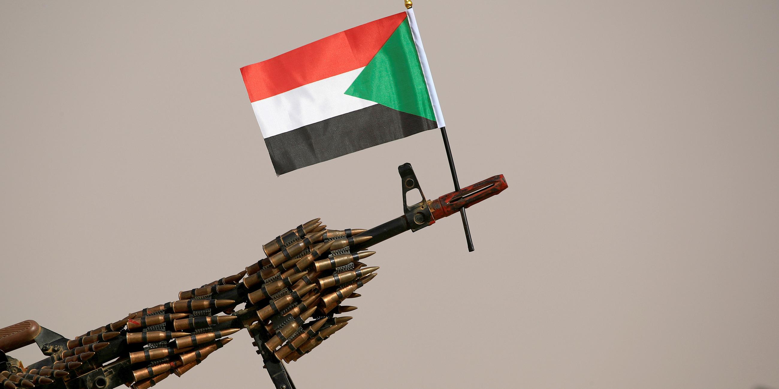 Sudanesische Flagge auf einem Maschinengewehr der RDF-Miliz in Aprag bei Karthoum