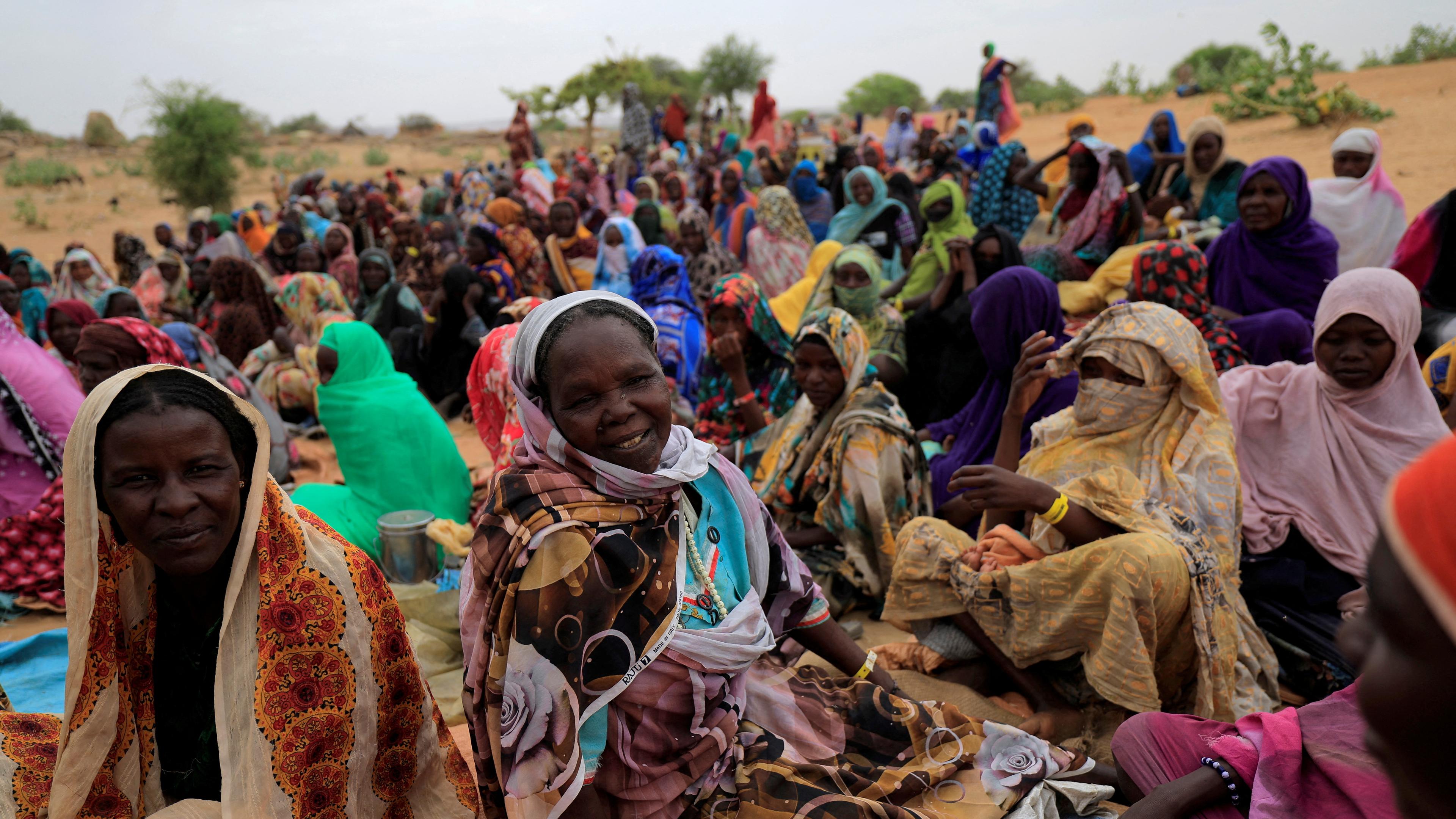 Zu sehen sind Frauen auf der Flucht vom Sudan in den Tschad.