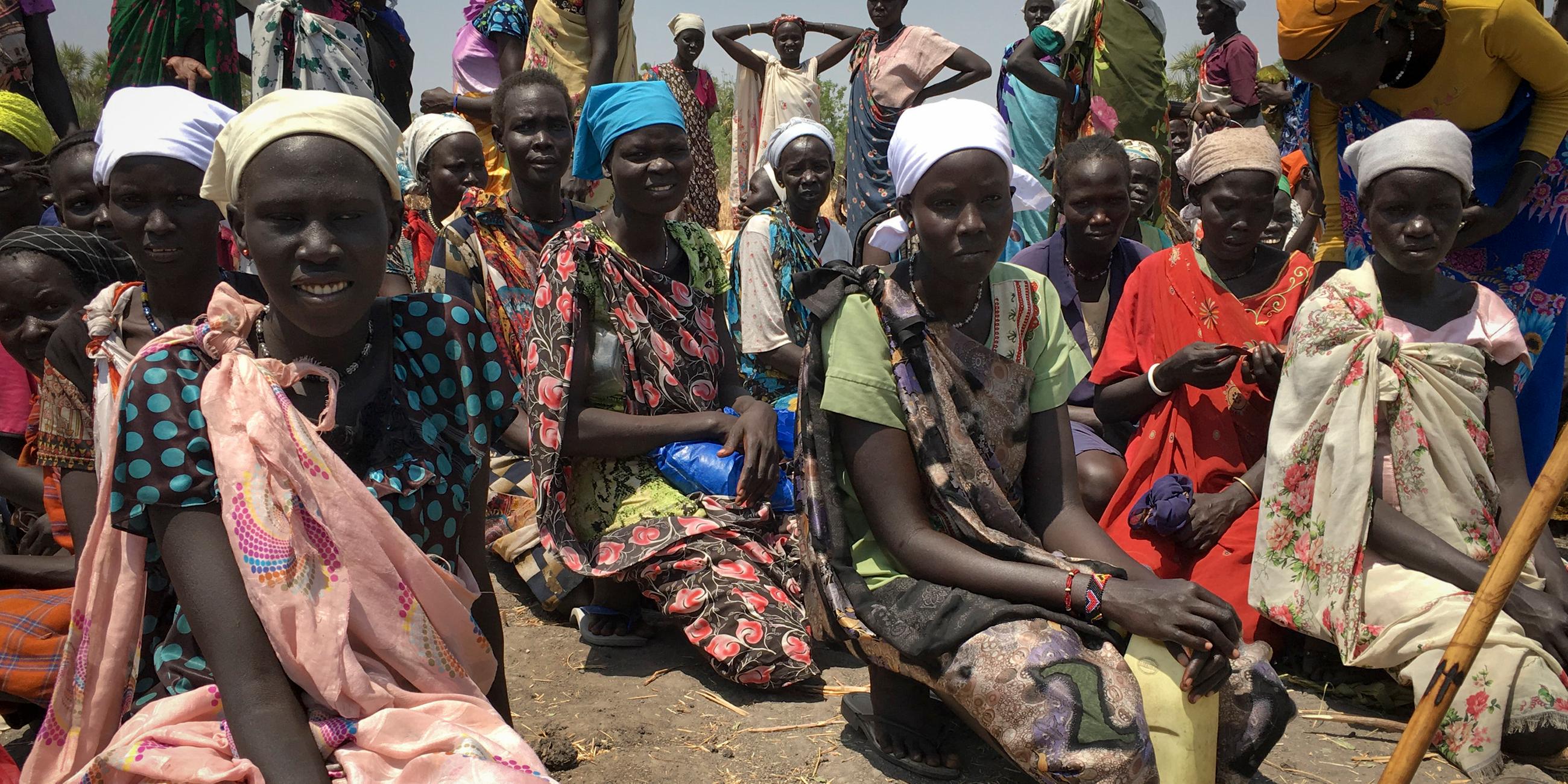 Im Sudan warten Frauen darauf Essen zu bekommen. 