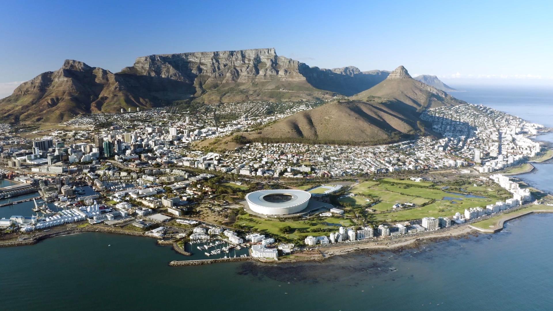 Luftbild: Blick auf Kapstadt mit Stadion und Tafelberg