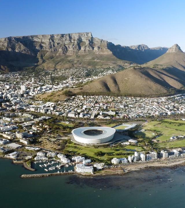 Luftbild: Blick auf Kapstadt mit Stadion und Tafelberg
