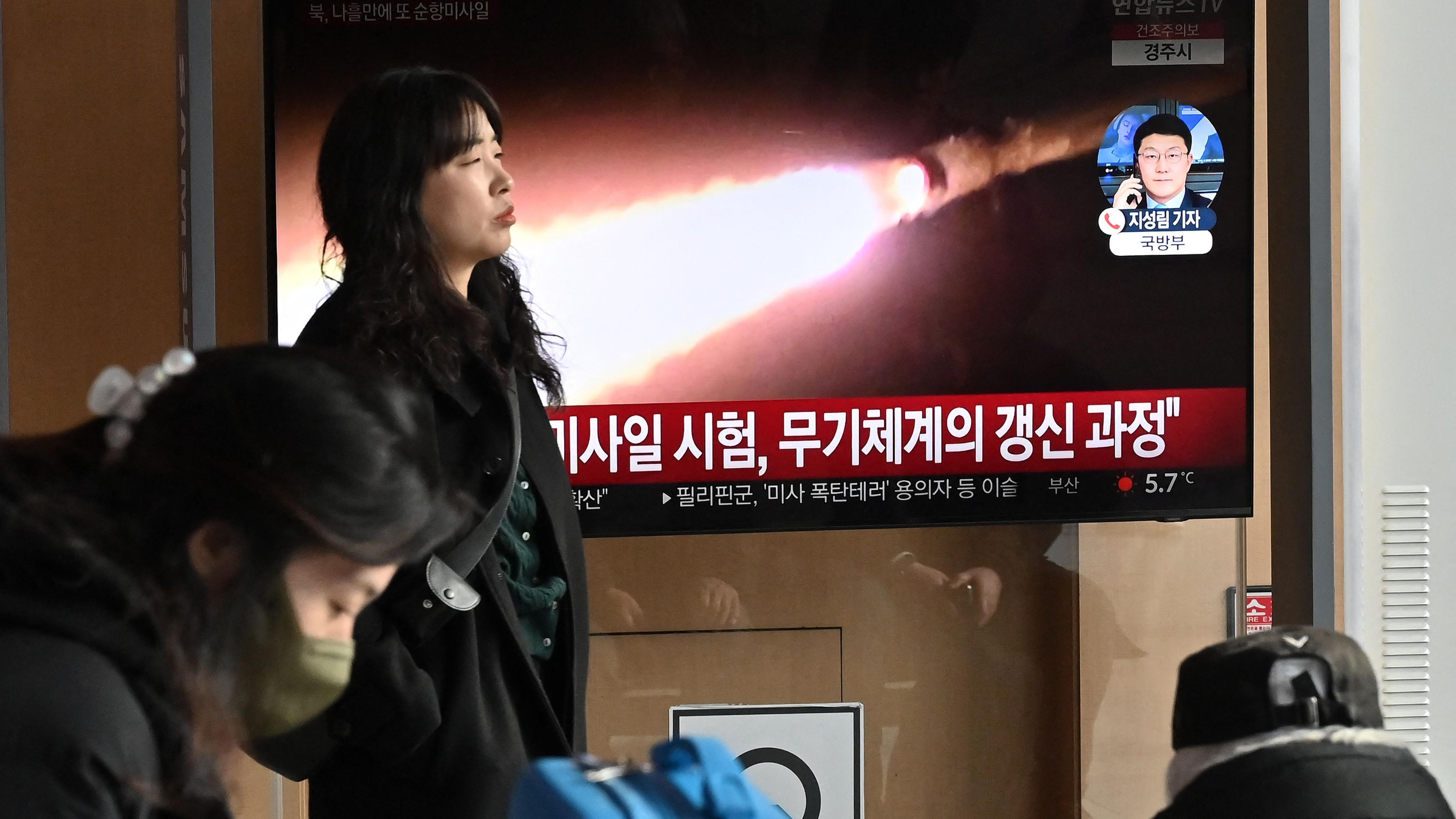 Bahnhof in Seoul: Das südkoreanische TV berichtet über nordkoreanische Raketentests