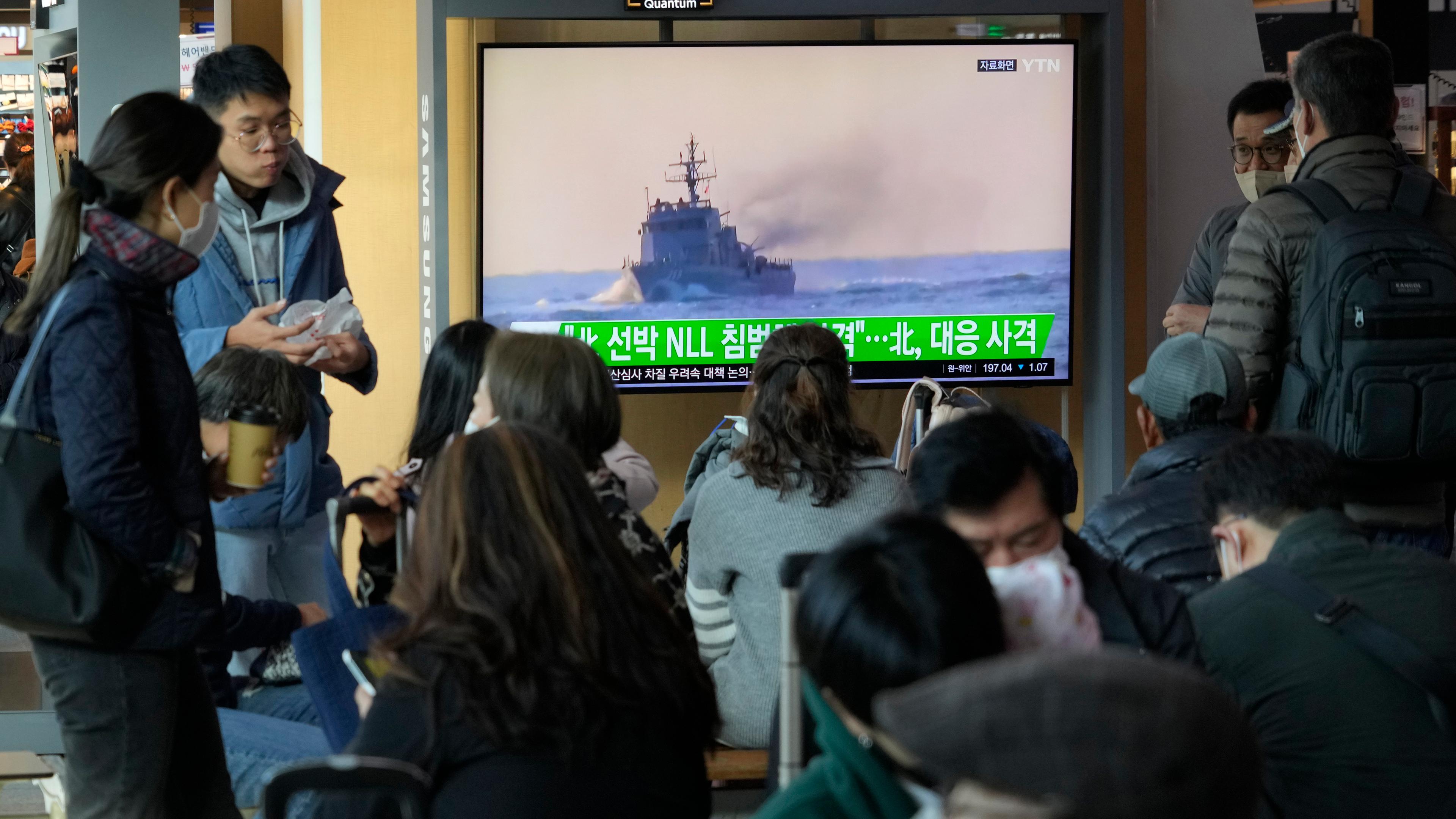 Ein Fernsehsender zeigt Bilder eines Militärschiffes.